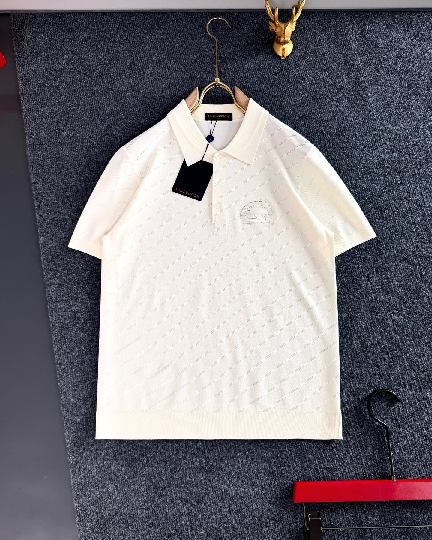 NO:128432,L brand* (only accepts all numbers), summer, top imported private goods, lapel jacquard high-end classic embellishment logo design Yilite solid color versatile knitted short sleeves, the counter style is fashionable and luxurious, the quality is unquestionable, the upper body effect is excellent, the luxury official website is the same style, the counter size M-xxxl, T-shirt, real silk, alexander wang19860909L牌*（只接齐号单） ,夏季 顶级进口私货,翻领提花高品 真丝伊力特 高端经典 点缀Logo 设计伊立特纯色百搭款针织短袖,专柜款时尚不失奢华 品质毋庸置疑 上身效果超赞,奢华官网同款 款式 专柜尺码M-xxxl,,T-shirt,real silk,alexander wang,Men's clothing