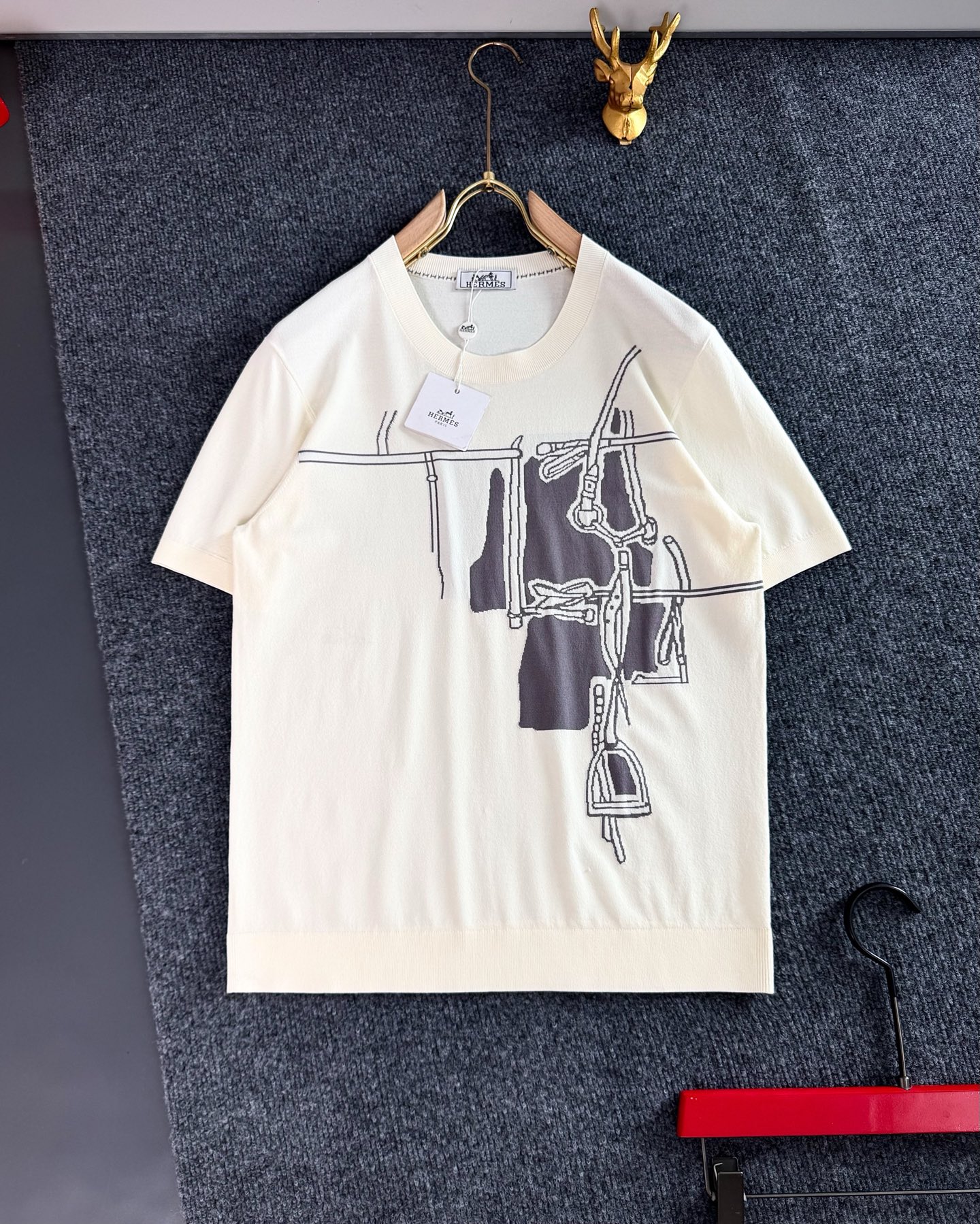 NO:128428,HERME* (only take orders for all numbers), summer, top imported private goods, round neck jacquard H, high-quality silk Yilite, high-end classic embellishment logo, design Yilite solid color versatile knitted short sleeves, the counter style is fashionable and luxurious, the quality is unquestionable, the upper body effect is excellent, the luxury official website is the same style, the counter size M-xxxl,, hermes, T-shirt, real silk, alexander wang19860909HERME*（只接齐号单） ,夏季 顶级进口私货,圆领一圈提花H 高品 真丝伊力特 高端经典 点缀Logo 设计伊立特纯色百搭款针织短袖,专柜款时尚不失奢华 品质毋庸置疑 上身效果超赞,奢华官网同款 款式 专柜尺码M-xxxl,,hermes,T-shirt,real silk,alexander wang,Men's clothing