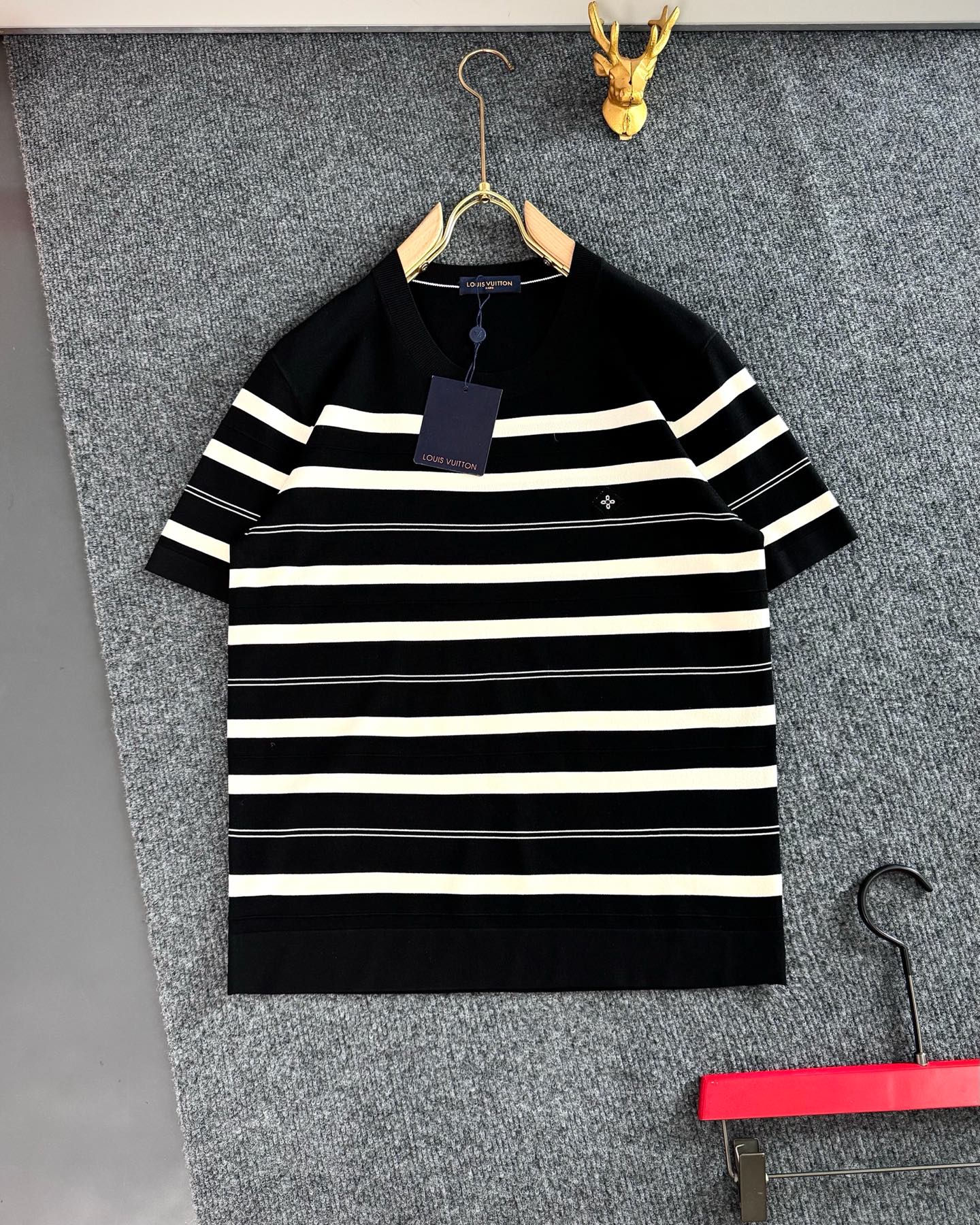 NO:128422,L brand* (only accepts the order of the same number), summer, top imported private goods, black and white striped round neck jacquard L high-quality silk Yilite high-end classic embellished logo design Yilite solid color versatile knitted short sleeves, the counter style is fashionable and luxurious, the quality is unquestionable, the upper body effect is excellent, the luxury official website is the same style, the counter size M-xxxl, T-shirt, real silk, alexander wang19860909L牌*（只接齐号单） ,夏季 顶级进口私货,黑白条纹圆领提花L高品 真丝伊力特 高端经典 点缀Logo 设计伊立特纯色百搭款针织短袖,专柜款时尚不失奢华 品质毋庸置疑 上身效果超赞,奢华官网同款 款式 专柜尺码M-xxxl,,T-shirt,real silk,alexander wang,Men's clothing