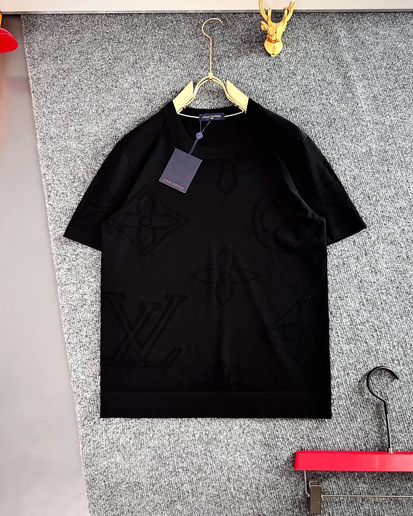 NO:128425,L brand* (only accepts all numbers), summer top imported private goods, round neck hidden jacquard LV high-quality silk Yilite high-end classic embellished logo design Yilite solid color versatile knitted short sleeves, the counter style is fashionable and luxurious, the quality is unquestionable, the upper body effect is excellent, the same style on the luxury official website style Counter size M-xxxl,,louis vuitton,T-shirt,real silk,alexander wang19860909L牌*（只接齐号单） ,夏季 顶级进口私货,圆领暗提花LV高品 真丝伊力特 高端经典 点缀Logo 设计伊立特纯色百搭款针织短袖,专柜款时尚不失奢华 品质毋庸置疑 上身效果超赞,奢华官网同款 款式 专柜尺码M-xxxl,,louis vuitton,T-shirt,real silk,alexander wang,Men's clothing