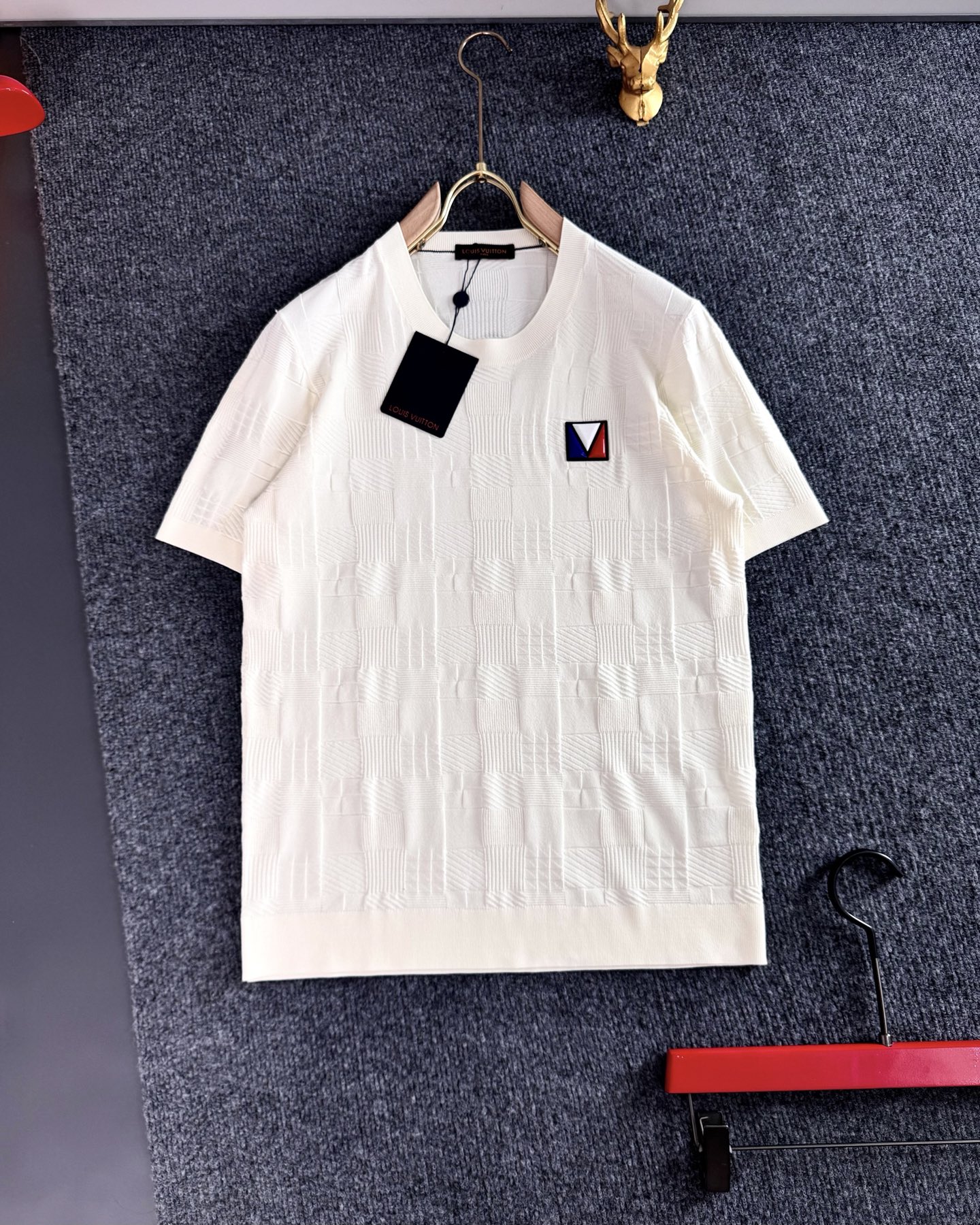 NO:128398,L brand* (only accepts all numbers), top imported private goods for spring and summer styles, Yilite high-end large-grid solid color versatile stroke craftsmanship classic knit sweater, fashionable versatile knitted short-sleeved counter style fashionable and luxurious. The quality is unquestionable. The upper body effect is excellent, the same style on the luxury official website. Counter size M-xxxl, T-shirt, alexander wang19860909L牌*（只接齐号单） ,春夏款顶级进口私货,伊力特高端 大格纯色百搭描边工艺经典款针织衫,时尚百搭针织短袖专柜款时尚不失奢华 品质毋庸置疑 上身效果超赞,奢华官网同款 专柜尺码M-xxxl,,T-shirt,alexander wang,Men's clothing