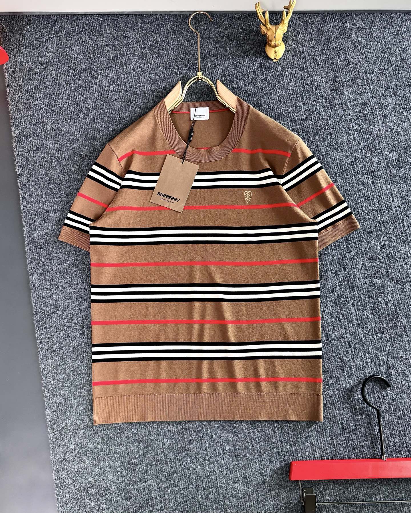 NO:128396,BURB* (only accepts all numbers) , top imported private goods for spring and summer styles, Yilite high-end fabrics, Burberry striped craftsmanship classic knitted sweaters, fashionable and versatile knitted short-sleeved counter styles are fashionable and luxurious. The quality is unquestionable. The upper body effect is excellent, the same style on the luxury official website. Counter sizes M-xxxl, burberry, burberry, T-shirt, alexander wang19860909BURB*（只接齐号单） ,春夏款顶级进口私货,伊力特高端面料 巴宝莉条纹工艺经典款针织衫,时尚百搭针织短袖专柜款时尚不失奢华 品质毋庸置疑 上身效果超赞,奢华官网同款 专柜尺码M-xxxl,,burberry,burberry,T-shirt,alexander wang,Men's clothing