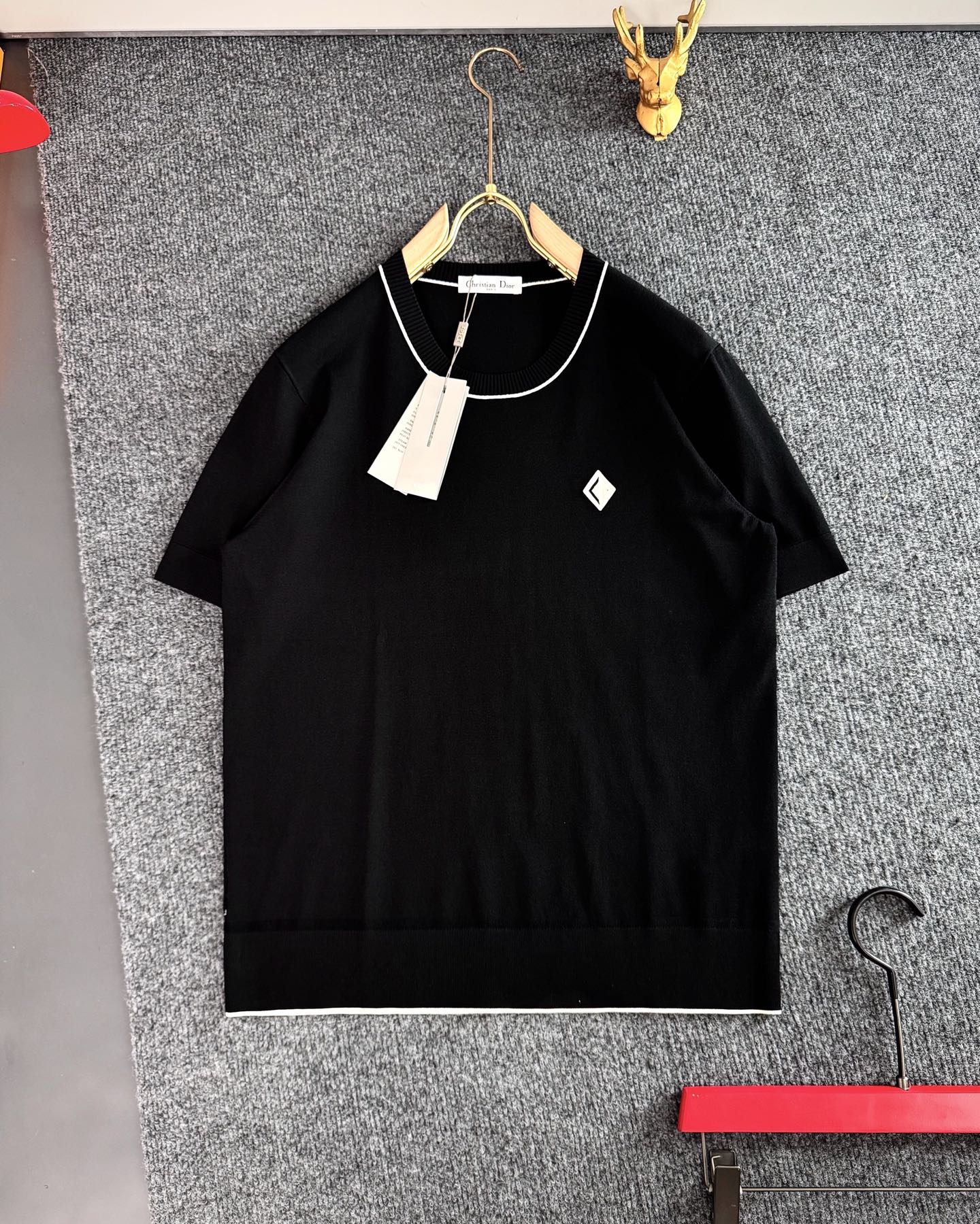 NO:128394,DIO* (only accepts all numbers), top imported private goods for spring and summer styles, Yilite high-end fabrics, classic sweater with versatile stroke craftsmanship, wide hem, fashionable and versatile knitted short-sleeved counter style, fashionable and luxurious, unquestionable quality, excellent upper body effect, same style on the luxury official website, counter size M-xxxl,,dior,T-shirt,alexander wang19860909DIO*（只接齐号单） ,春夏款顶级进口私货,伊力特高端面料 百搭描边工艺经典款针织衫,下摆放宽 时尚百搭针织短袖专柜款时尚不失奢华 品质毋庸置疑 上身效果超赞,奢华官网同款 专柜尺码M-xxxl,,dior,T-shirt,alexander wang,Men's clothing