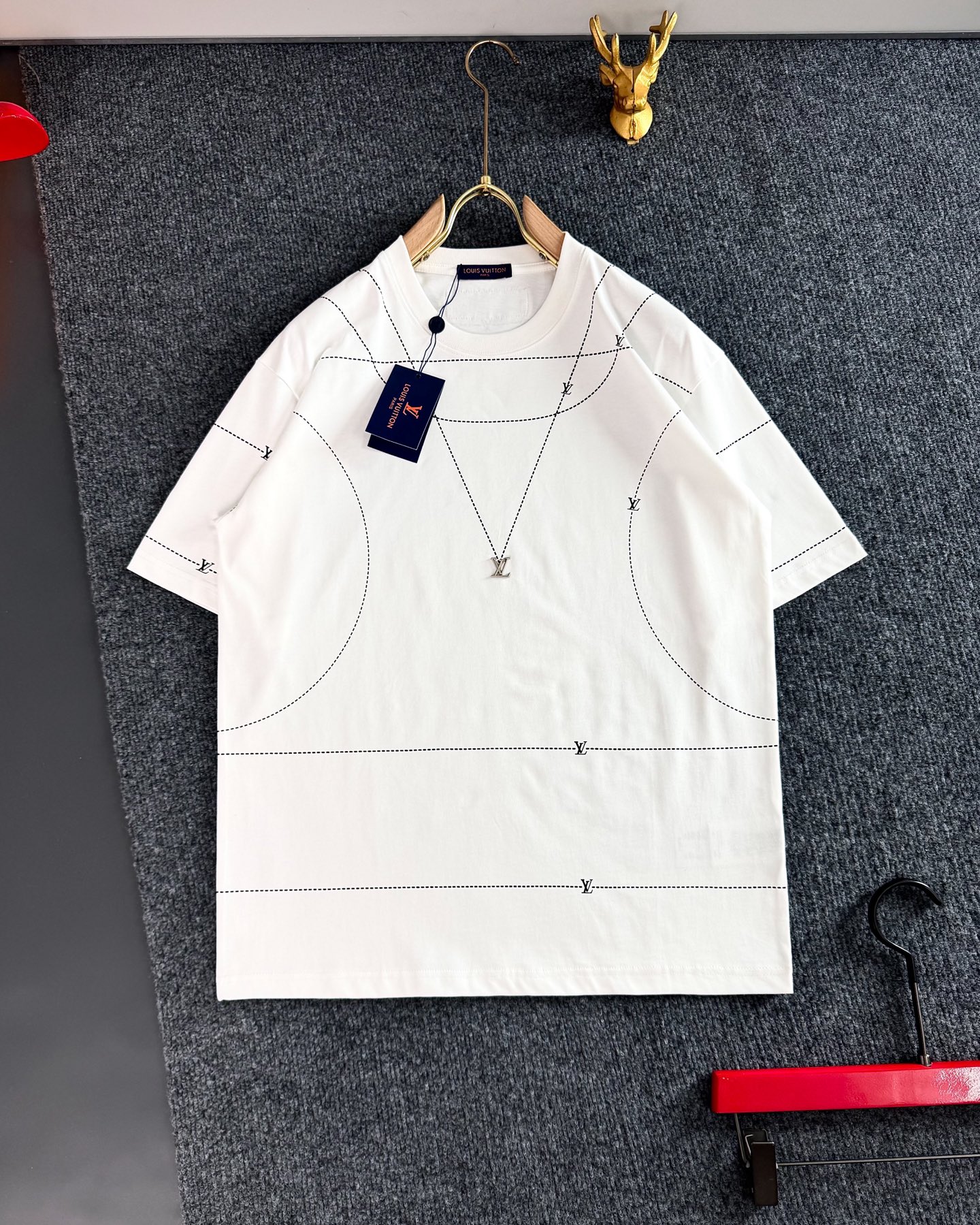 NO:128397,L Brand*, the latest and most top version of 25 spring and summer, full of dotted letters, fusion of back print trendy short sleeves, metal LV on chest. The top quality counter original single short sleeves, top production process, pure cotton fabric, unique design of the counter model, using imported high-end custom imported silk thread, first-class feel!  Official website for sale!  Heavy T-shirt S—XXL, louis vuitton, T-shirt,tees, t-shirt,alexander wang19860909L牌* ,25春夏最新最顶级版 满身虚线字母 融合后幅印花潮流短袖,胸前金属LV 最顶级的品质专柜原单短袖,顶级制作工艺 纯棉面料,专柜款独特设计,采用进口高端订制进口丝线手感一流！官网在售！重磅T恤 码数S—XXL,,louis vuitton,T-shirt,tees，t-shirt,alexander wang,Men's clothing