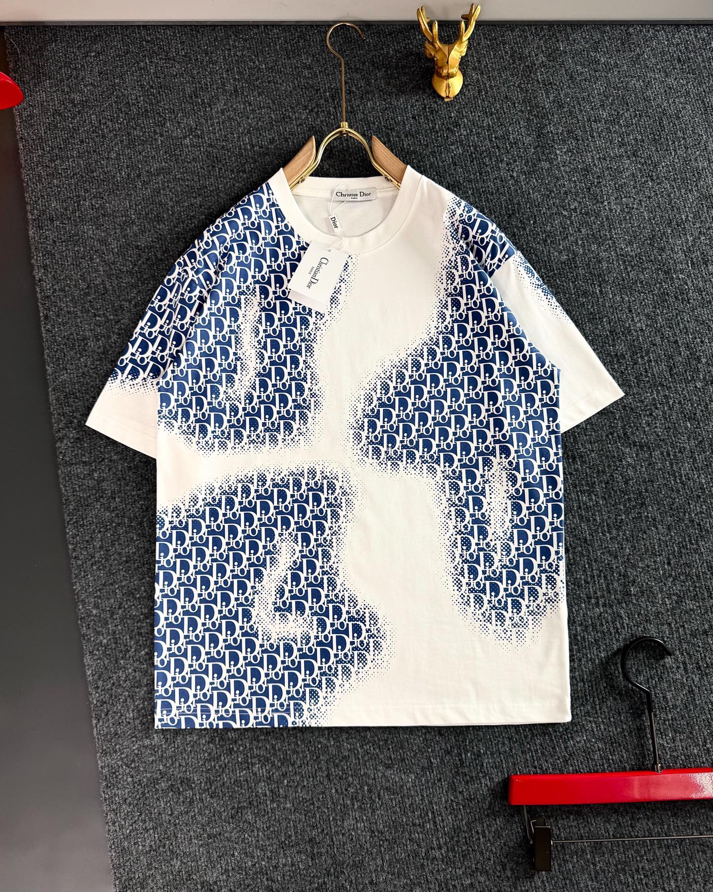 NO:128399,DIO*, the latest and most top version of 25 spring and summer, front hot pictures and printed letters, fusion of back print trendy short sleeves, top quality counter original single short sleeves, top production process, pure cotton fabric, unique design of the counter model, using imported high-end custom imported silk thread, first-class feel!  Official website for sale!  Heavy T-shirt with three complete specifications S—XXL,dior,T-shirt,tees,t-shirt,alexander wang19860909DIO* ,25春夏最新最顶级版 前烫图加印身字母 融合后幅印花潮流短袖,最顶级的品质专柜原单短袖,顶级制作工艺 纯棉面料,专柜款独特设计,采用进口高端订制进口丝线手感一流！官网在售！重磅T恤 三标齐全 码数S—XXL,,dior,T-shirt,tees，t-shirt,alexander wang,Men's clothing