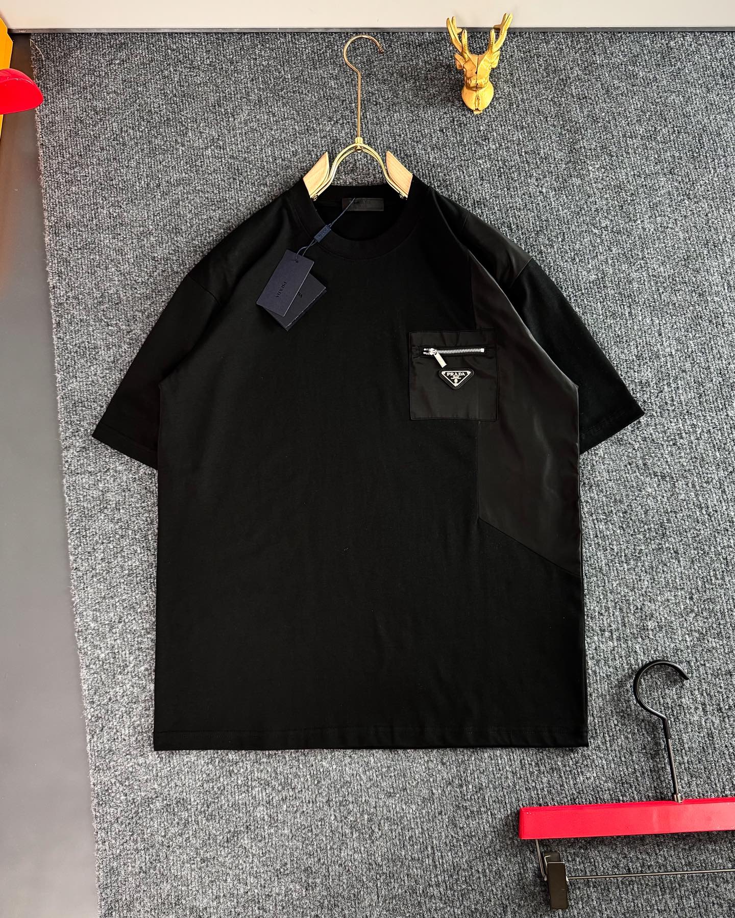 NO:128401,PRAD*, the latest and most top version of spring and summer 25, left notch splicing fabric, fusion pocket design, metal logo short sleeves, top quality counter original single short sleeves, top production process, pure cotton fabric, unique design of the counter model, using imported high-end custom imported silk thread, first-class feel!  Official website for sale!  Heavy T-shirt S—XXL, prada, T-shirt,tees, t-shirt,alexander wang19860909PRAD* ,25春夏最新最顶级版 左侧缺口拼接布 融合口袋设计 金属Logo短袖,最顶级的品质专柜原单短袖,顶级制作工艺 纯棉面料,专柜款独特设计,采用进口高端订制进口丝线手感一流！官网在售！重磅T恤 码数S—XXL,,prada,T-shirt,tees，t-shirt,alexander wang,Men's clothing