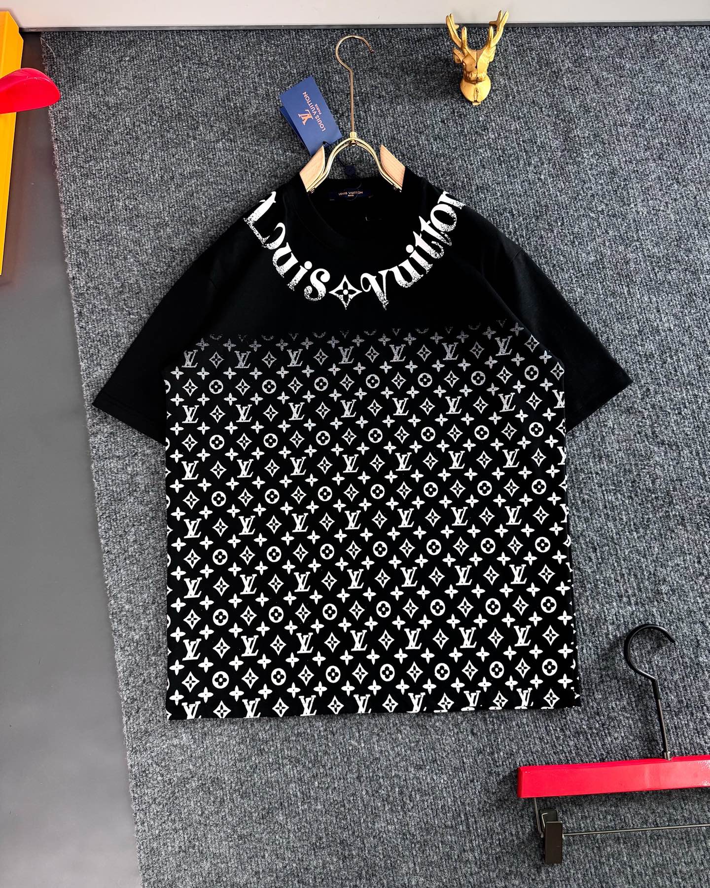 NO:128403,L Brand*, the latest and most top version of 25 spring and summer, front and back hot pictures and printed letters, and fused back print trendy short sleeves, the top quality counter original single short sleeves, top production process, pure cotton fabric, unique design of the counter model, using imported high-end custom imported silk thread, first-class feel!  Official website for sale!  Heavy T-shirt with three complete specifications S—XXL, T-shirt,tees, t-shirt,alexander wang19860909L牌* ,25春夏最新最顶级版 前后烫图加印身字母 融合后幅印花潮流短袖,最顶级的品质专柜原单短袖,顶级制作工艺 纯棉面料,专柜款独特设计,采用进口高端订制进口丝线手感一流！官网在售！重磅T恤 三标齐全 码数S—XXL,,T-shirt,tees，t-shirt,alexander wang,Men's clothing