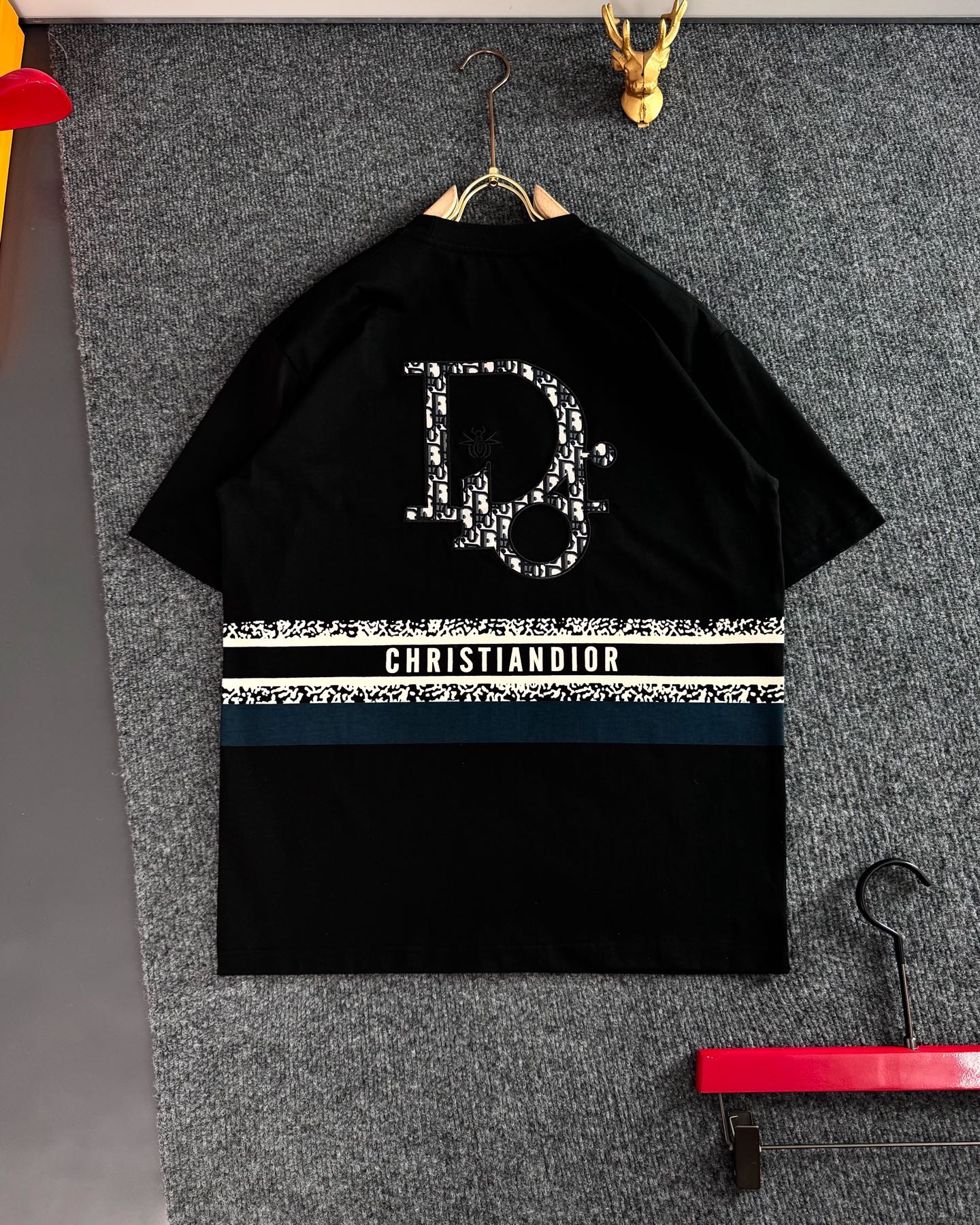 NO:128404,DIO*, the latest and most top version of 25 spring and summer, front chest embroidery letters, trendy short sleeves with back print embroidery, the top quality counter original single short sleeves, top production process, pure cotton fabric, unique design of the counter model, using imported high-end custom imported silk thread, first-class feel!  Official website for sale!  Heavy T-shirt with three complete specifications S—XXL,dior,T-shirt,tees,t-shirt,alexander wang19860909DIO* ,25春夏最新最顶级版 前胸刺绣字母 融合后幅印花刺绣潮流短袖,最顶级的品质专柜原单短袖,顶级制作工艺 纯棉面料,专柜款独特设计,采用进口高端订制进口丝线手感一流！官网在售！重磅T恤 三标齐全 码数S—XXL,,dior,T-shirt,tees，t-shirt,alexander wang,Men's clothing