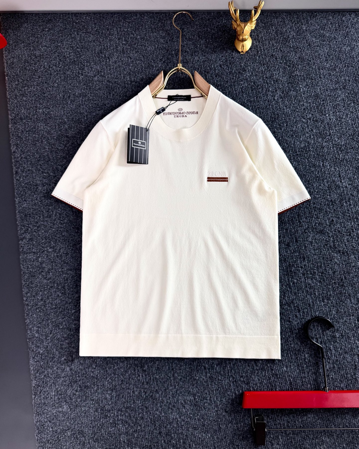 NO:128393,ZEGN* (only accept orders for the same number), summer, top imported private goods, high-quality silk Yilite high-end classic chest three-color horizontal bar embellished logo collar XXX Logo design Yilite solid color versatile knitted short sleeves, the counter style is fashionable and luxurious, the quality is unquestionable, the upper body effect is excellent, the same style on the luxury official website, style, counter size M-xxxl,, T-shirt, real silk, alexander wang19860909ZEGN*（只接齐号订单） ,夏季 顶级进口私货,高品 真丝伊力特 高端经典胸前三色横杠点缀Logo 领子XXX Logo 设计伊立特纯色百搭款针织短袖,专柜款时尚不失奢华 品质毋庸置疑 上身效果超赞,奢华官网同款 款式 专柜尺码M-xxxl,,T-shirt,real silk,alexander wang,Men's clothing