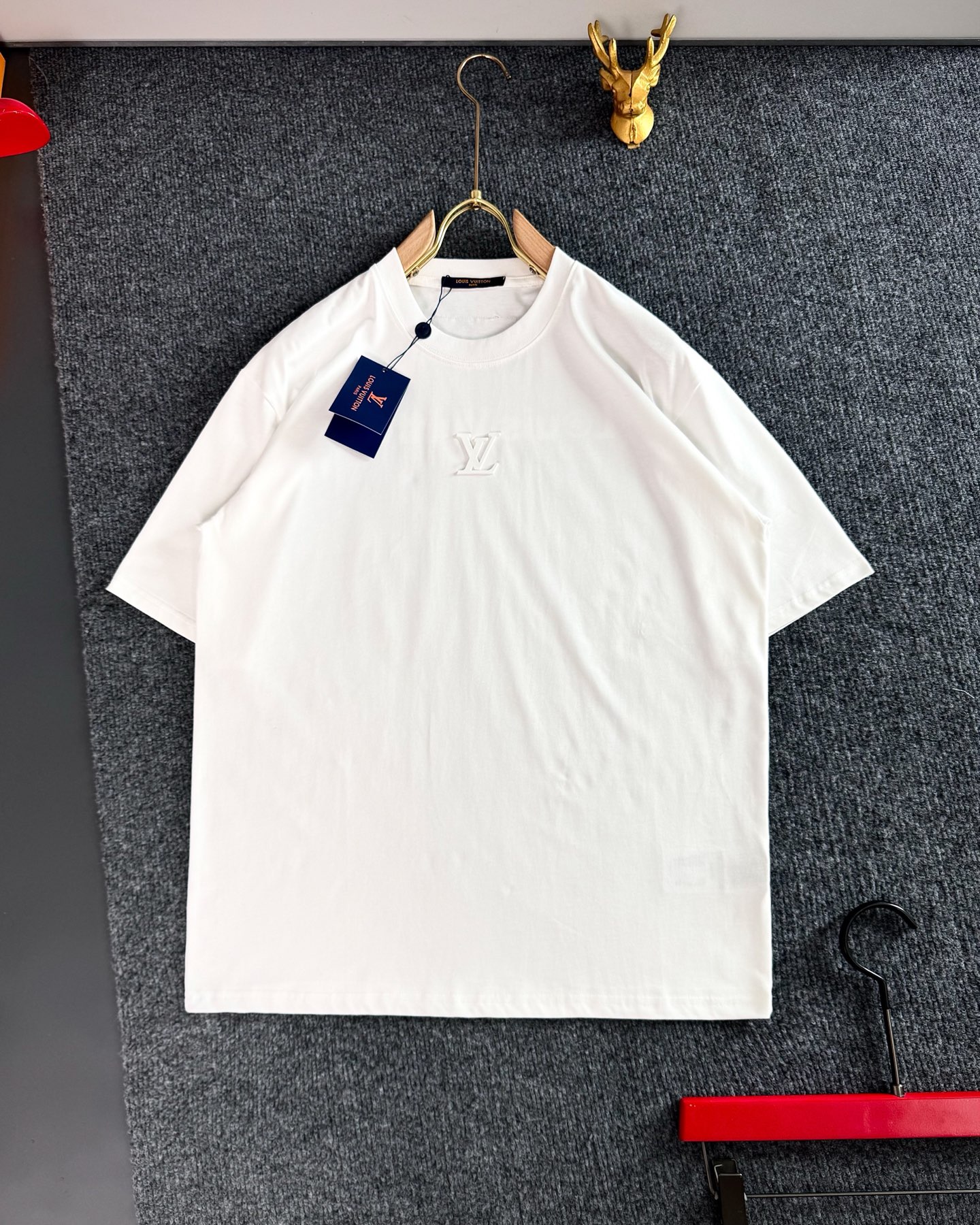 NO:128390,L Brand* The latest and most top version of 25 spring and summer, front chest LV hot picture, soft silicone back print trendy short sleeves, top quality counter original single short sleeves, top production process, pure cotton fabric, unique design of the counter model, using imported high-end custom imported silk thread, first-class feel!  Official website for sale!  Heavy T-shirt with three complete codes S—XXL, louis vuitton, T-shirt,tees, t-shirt,alexander wang19860909L牌* 25春夏最新最顶级版 前胸LV烫图 后幅软硅胶 印潮流短袖,最顶级的品质专柜原单短袖,顶级制作工艺 纯棉面料,专柜款独特设计,采用进口高端订制进口丝线手感一流！官网在售！重磅T恤 三标齐全 码数S—XXL,,louis vuitton,T-shirt,tees，t-shirt,alexander wang,Men's clothing