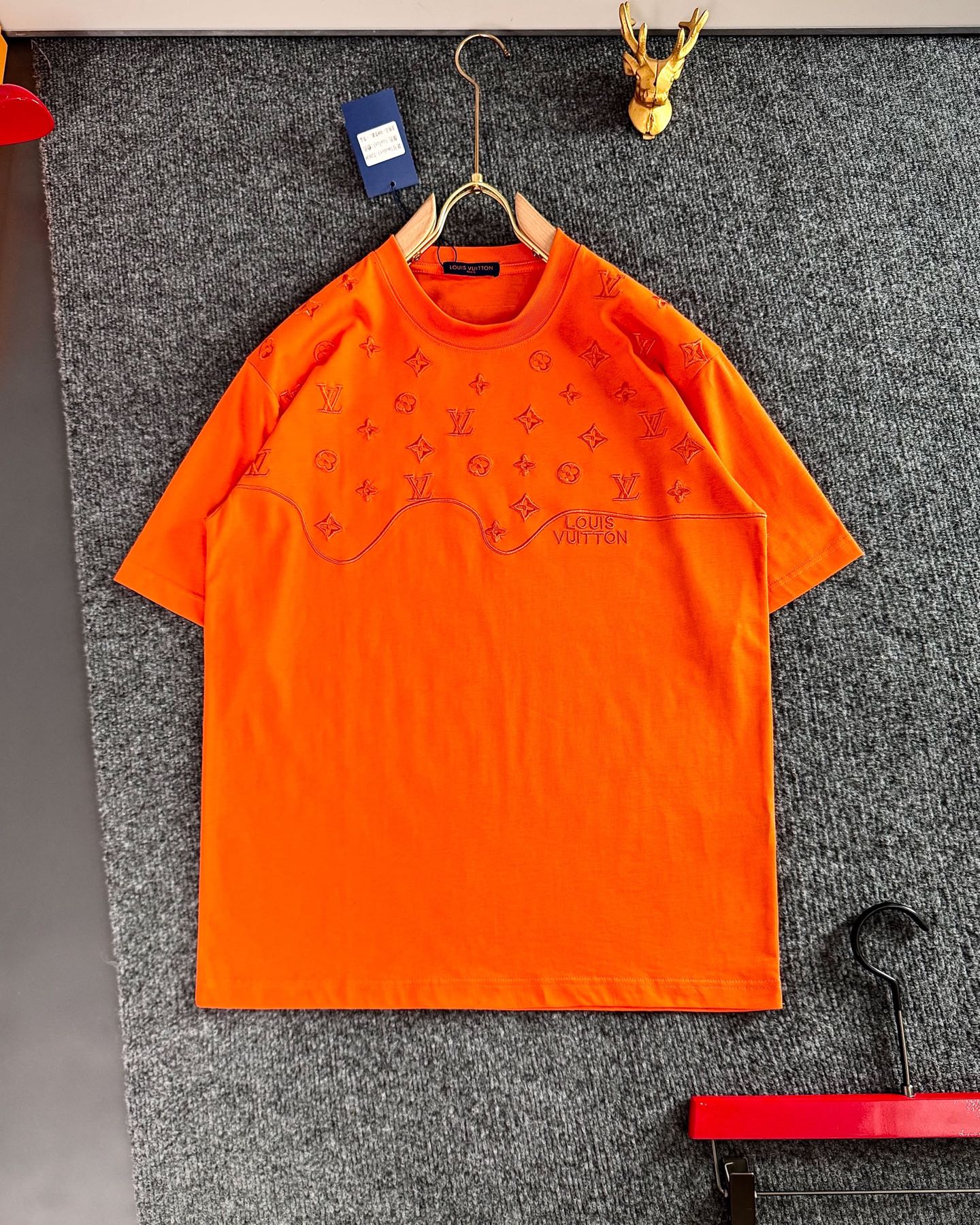 NO:128388,L Brand* The latest and most top version of 25 spring and summer, chest embroidery, heavy craftsmanship, the top quality counter original single short sleeves, top production process, pure cotton fabric, unique design of the counter model, using imported high-end custom imported silk thread, first-class feel!  Official website for sale!  Heavy T-shirt with three complete specifications S—XXL, T-shirt,tees, t-shirt,alexander wang19860909L牌* 25春夏最新最顶级版 胸前刺绣 重工艺 最顶级的品质专柜原单短袖,顶级制作工艺 纯棉面料,专柜款独特设计,采用进口高端订制进口丝线手感一流！官网在售！重磅T恤 三标齐全 码数S—XXL,,T-shirt,tees，t-shirt,alexander wang,Men's clothing