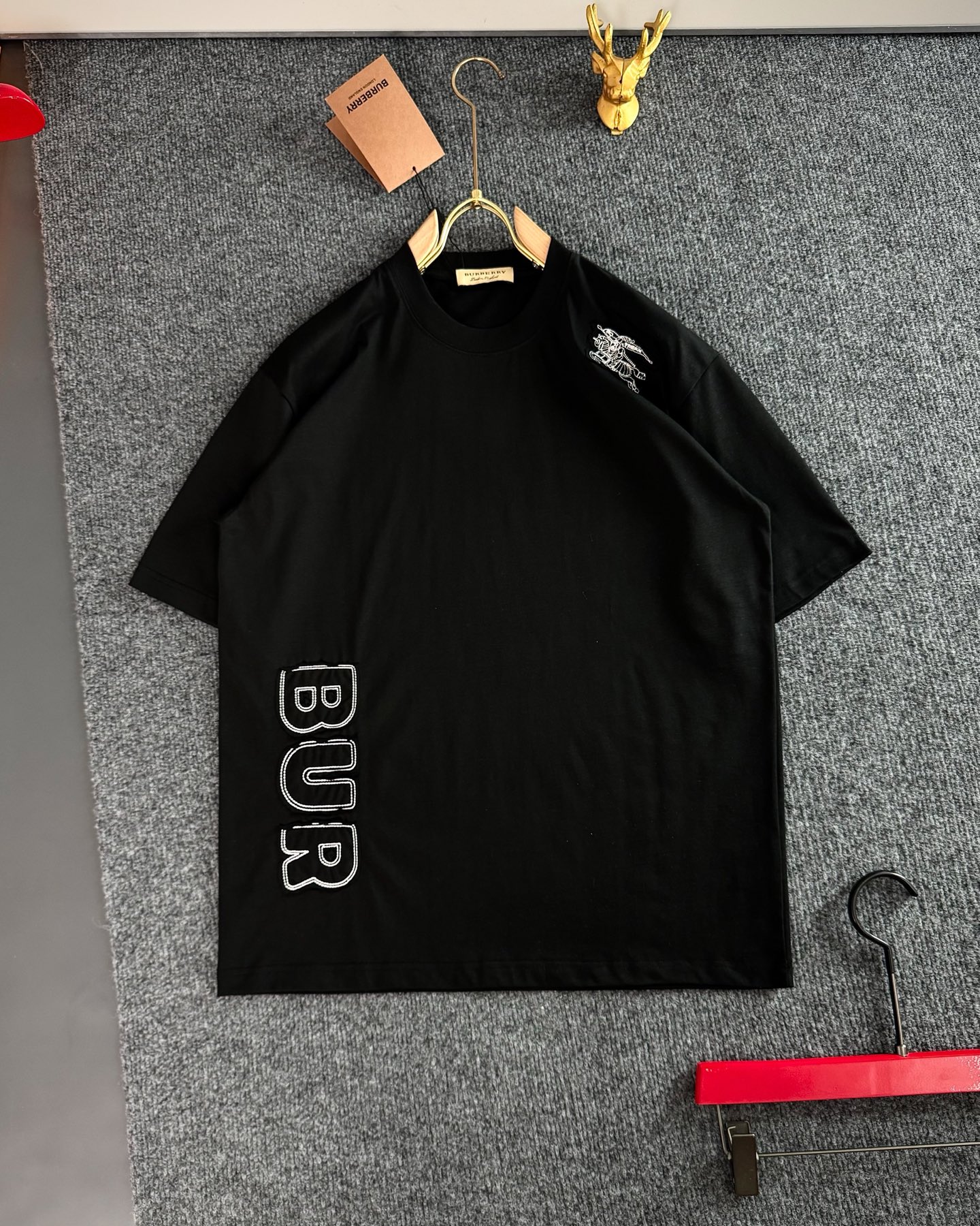 NO:128386,BUR* 25 Spring and Summer Latest Top Edition Spliced ​​Cloth Log with Embroidery Top Quality Counter Original Single Short Sleeve, Top Production Technology Pure Cotton Fabric, Unique Design of the counter, using imported high-end custom imported silk thread, first-class feel!  Official website for sale!  Heavy T-shirt S—XXL, burberry, T-shirt,tees, t-shirt,alexander wang19860909BUR* 25春夏最新最顶级版 拼接布Loog 搭配刺绣 最顶级的品质专柜原单短袖,顶级制作工艺 纯棉面料,专柜款独特设计,采用进口高端订制进口丝线手感一流！官网在售！重磅T恤 码数S—XXL,,burberry,T-shirt,tees，t-shirt,alexander wang,Men's clothing