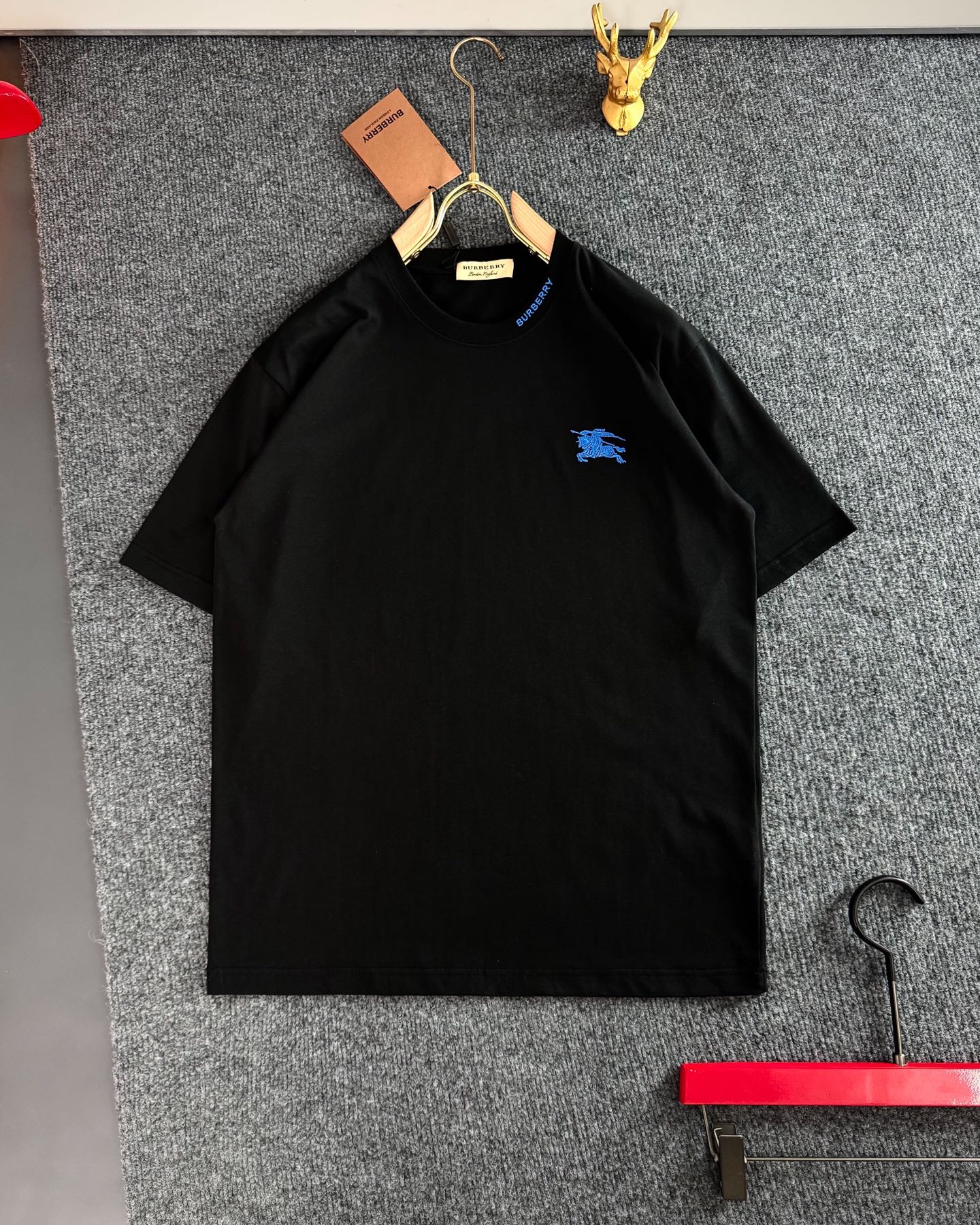 NO:128383,BUR* 25 Spring and Summer Latest Top Edition Embroidery Crafts Top Quality Counter Original Single Short Sleeve, Top Production Crafts Pure Cotton Fabric, Special Design for the counter, using imported high-end custom imported silk thread, first-class feel!  Official website for sale!  Heavy T-shirt S—XXL, burberry, T-shirt,tees, t-shirt,alexander wang19860909BUR* 25春夏最新最顶级版 刺绣工艺 最顶级的品质专柜原单短袖,顶级制作工艺 纯棉面料,专柜款独特设计,采用进口高端订制进口丝线手感一流！官网在售！重磅T恤 码数S—XXL,,burberry,T-shirt,tees，t-shirt,alexander wang,Men's clothing