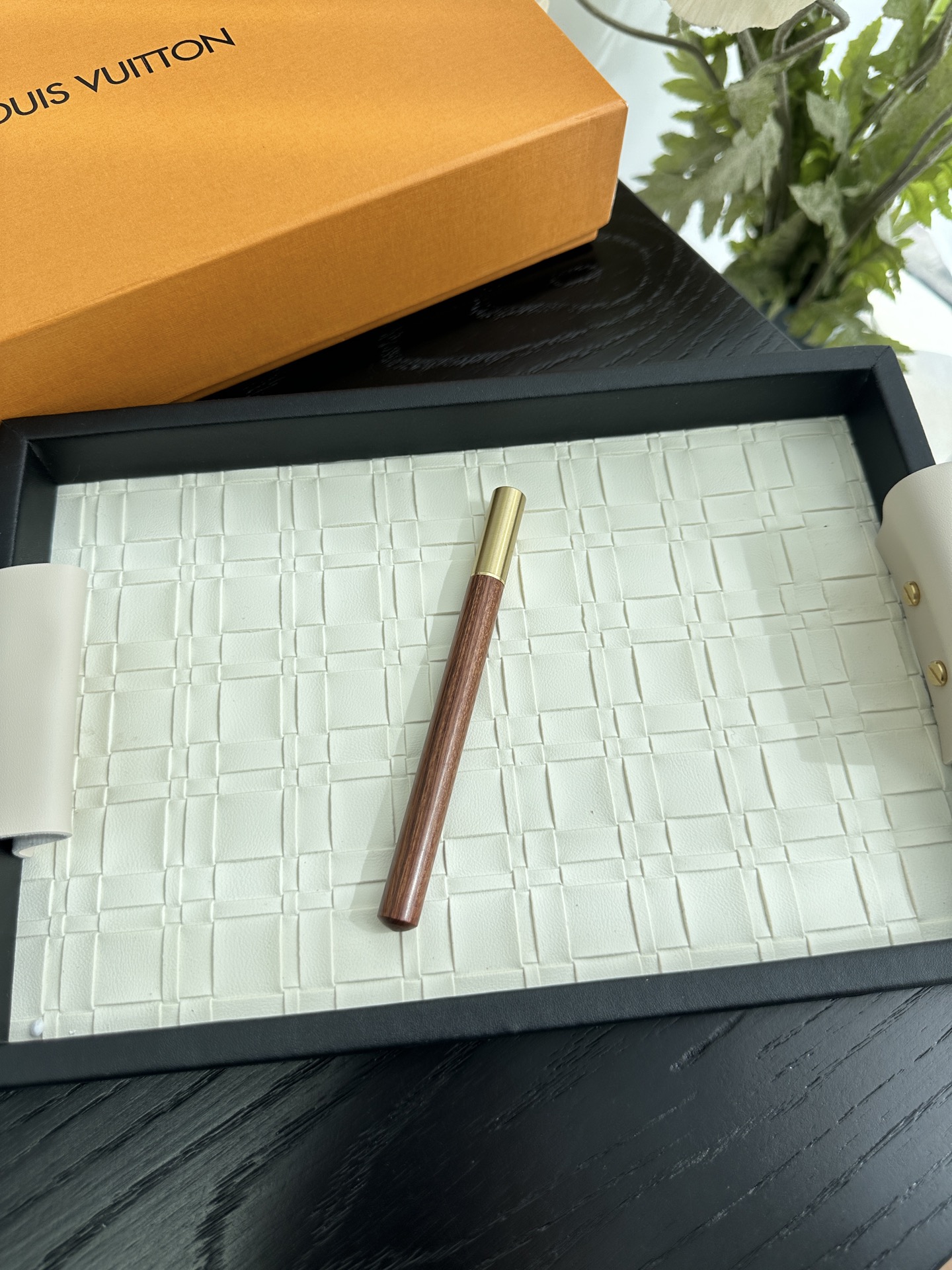NO:810339,Limited edition solid wood copper ballpoint pen. The pen body of this ballpoint pen is handmade from solid wood. An old craftsman printed the iconic presbyopia on the tail of the pen body. The metal ring of the pen body and the laser-engraved logo on the pen cap show its most expensive status. Trendy department store, hats19860909限定实木铜质圆珠笔 这支圆珠笔的笔身采用了通体实木手工制作 老匠人在笔身的尾部印上了标志性的老花 笔身的金属环和笔帽的激光刻印logo更是显示了它最贵的身份,潮品百货,hats,accessory