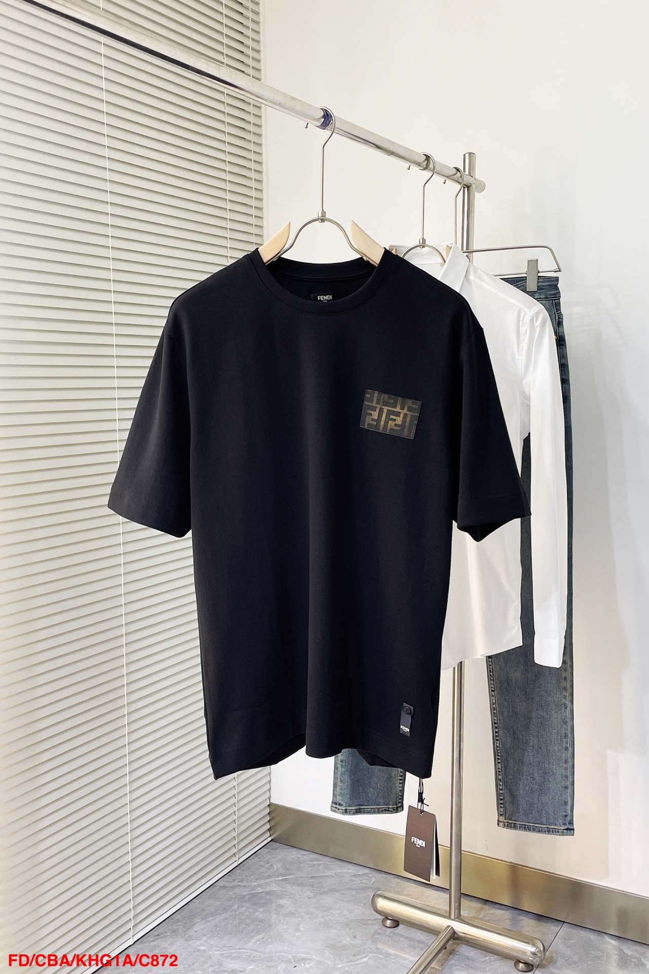 NO:726105,Replacement after the year C872 FD Fendi Eclissi logo short-sleeved T-shirt. The 'new darling' in the fashion industry, a new fashion revolution feast. The luxurious and durable design is full of vitality. It is the best product to wear alone and as an inner layer... Imported knitted cotton fabric, with perfect and delicate texture, breathable and comfortable. The body silhouette design shows perfection. The tailoring is perfect both inside and outside. PK all versions on the market.  The chest is sewn with Eclissi canvas panels, the overall gradient color is even and perfect, simple and concise without losing the sense of detail! The size SML is complete with three standards. Next day, fendi, fendi, T-shirt, tees, t-shirt,19860909年后退换 C872 FD芬迪 Fendi Eclissi标识短袖T恤 时尚界“新宠儿”全新时装变革盛宴.奢华耐看的设计充满活力气息.单穿内搭都是极品好货... 进口针织棉面料,手感质感完美细腻透气舒适.着身廓形设计展现完美.内外兼具裁剪完美无暇.PK市面一切版本. 胸口Eclissi帆布裁片缝制,整体渐变色泽匀称完美,简约简洁不失细节感! 尺码SML 三标齐全 隔天,,fendi,fendi,T-shirt,tees，t-shirt,,Men's clothing