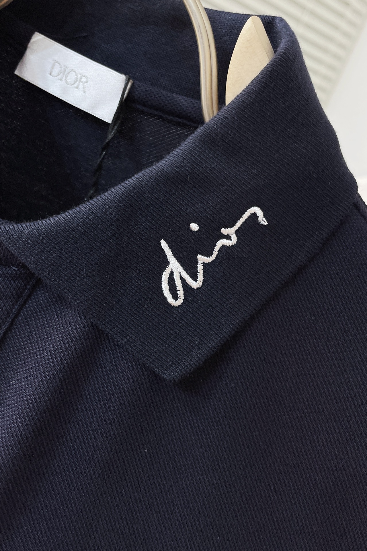 DRDior珠地polo衫采用棉质珠地面料精心制作胸前饰以本色“cdicon”标志刺绣常规裁剪尽显典雅气