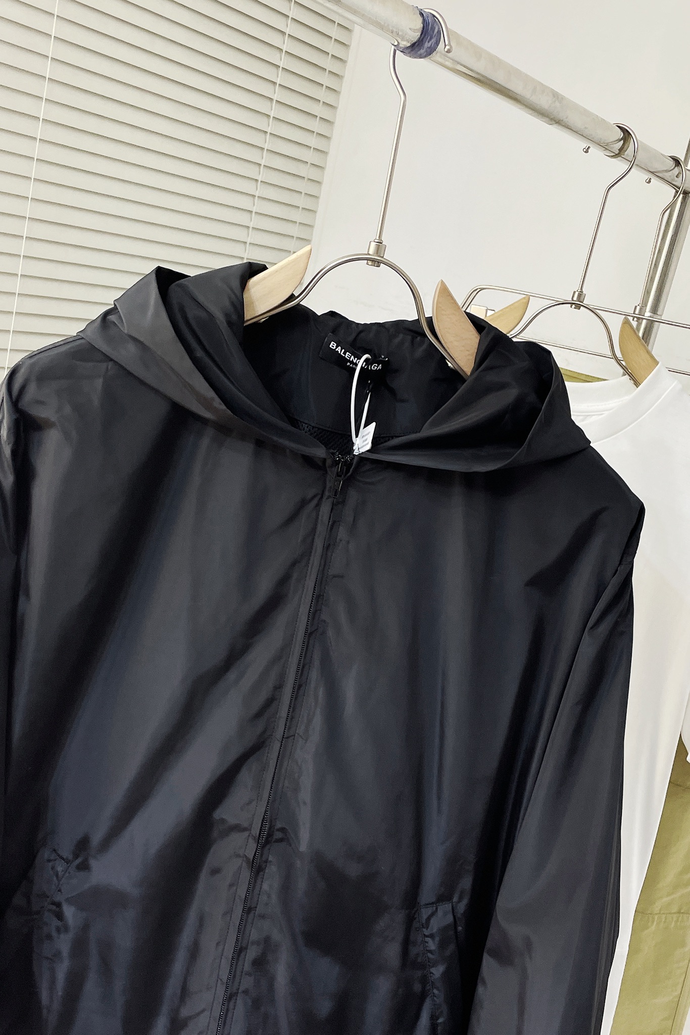 Balenciaga New Letter-Printed Hoodie Jacket for Men and Women: Features and Sizing - 图片 5