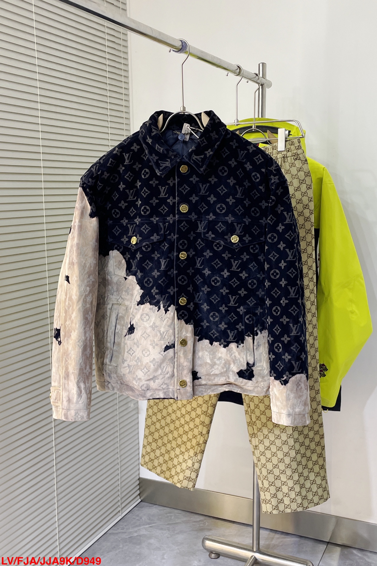   D949 LV🔥Louis Vuitto*n 路易 新款 火烧云牛仔夹克外套、依托精细手工呈现 Bl