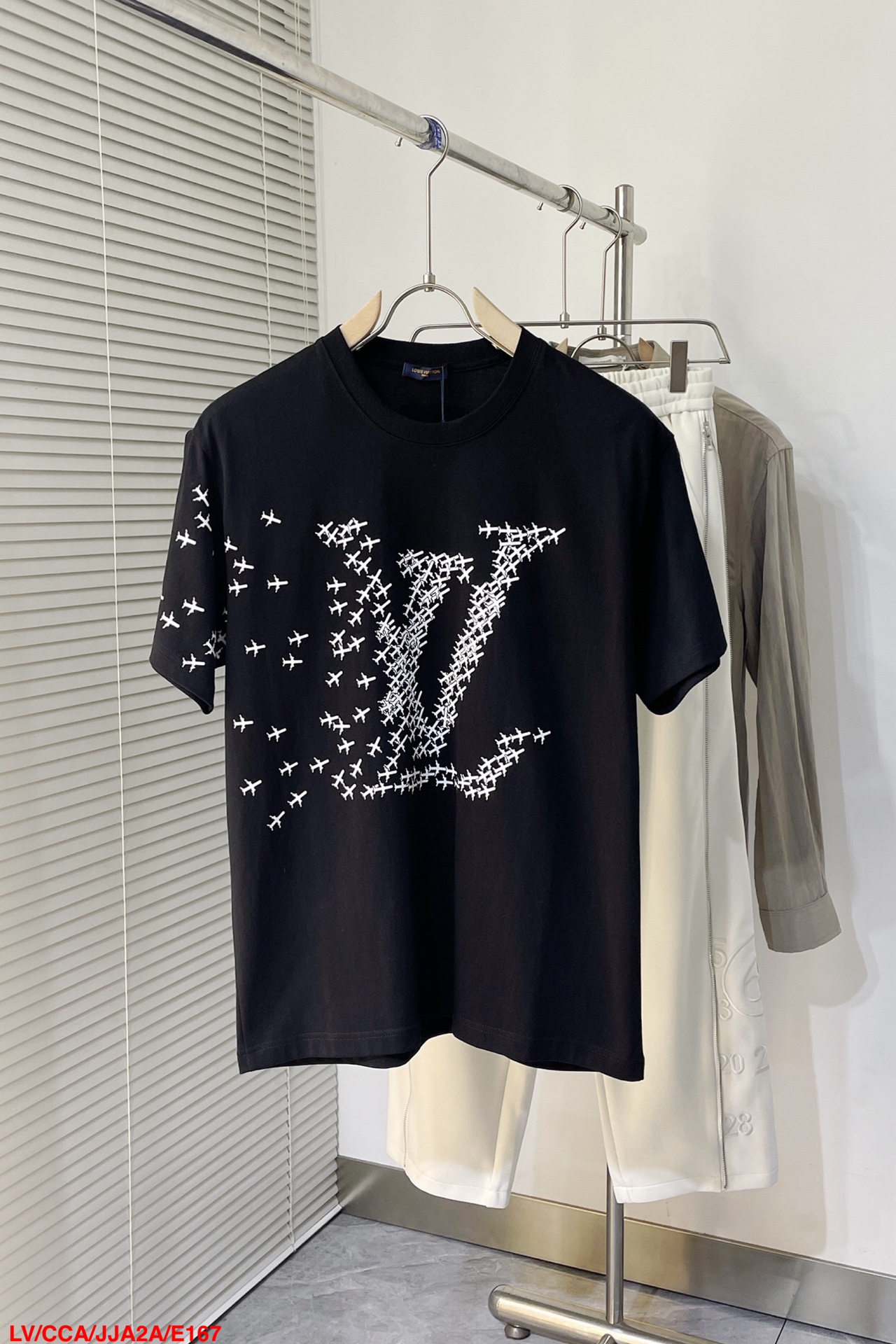 P115 E167 LV🔥路易威登 2025春夏新款男女同款👫短袖T恤，专柜同步发售！定制专属纯棉面料，胸前字母logo图案印花工艺设计！简约大方，从容百搭，档次极高，完美融入时尚还有风情感一款完美符合外穿的顶尖时髦气质款！整体给人浑然天成的感觉！极致经典的百搭型短袖T恤，采用最新的立体logo元素凸显质感！极致的重工极致的完美！追求高品质的粉丝们请自行抢购，诚邀所有识货的粉丝一同鉴赏此款！！尺码：S-XL