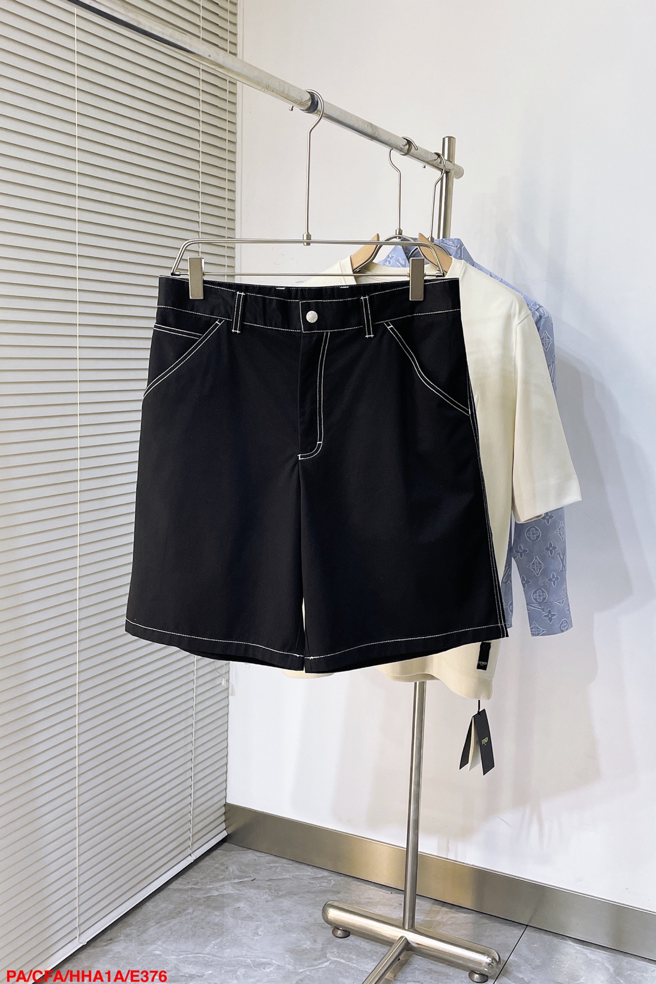 NO:128663,E376 PAPrada triangular tooling shorts, fixed woven 10*10 high-density twill active black cotton wool fabric, comfortable skin, tough and stylish, coated with enamel metal triangle logo embellished with selvedge bright line to add visual atmosphere, fascinated by versatility, intoxicated by slimming. Size S-XL, complete three-standards. The next day, Dolce&Gabbana, louis vuitton, prada, shorts, alexander wang19860909E376 PAPrada 三角标工装短裤,定织10*10高密斜纹活性黑全棉食毛面料 贴肤舒适 硬朗有型 涂珐琅金属三角形徽标点缀 搭配selvedge明线镶边 增添视觉氛围感 迷于百搭 醉于显瘦.尺码S-XL 三标齐全 隔天,,Dolce&Gabbana,louis vuitton,prada,shorts,alexander wang,Men's clothing