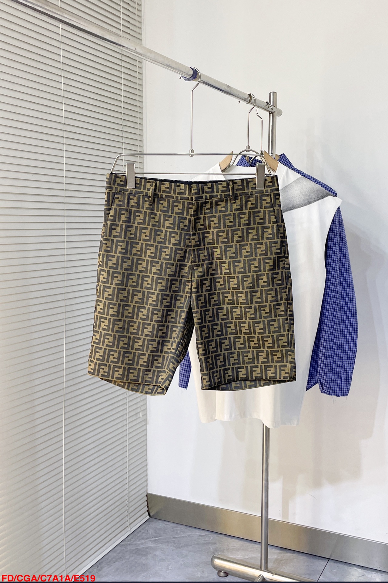 NO:128657,E519 FDFendi Presbyterian Printed Shorts Custom-made dyed FF jacquard woven fabric, with the specific merceration process on the cloth layer giving the surface a gloss, embellished with the iconic FF pattern, attracting the eye and improving the overall sense of high-end. Fixed dyed FF jacquard woven, select specific dyes to perform specific dyeing treatment on the fabric, and control the interweaving of warp and weft lines by using a special jacquard device on the loom. Human body three-dimensional cutting, front old trousers method, return to the traditional craftsmanship, through the division/folding/shrinking/extending techniques, the workmanship is complicated, cumbersome, slow time, high loss. S-XL. Complete three standards The next day,,fendi,fendi, shorts, alexander wang19860909E519 FDFendi 芬迪老花满印短裤 定制定染FF提花梭织面料,布面层特定加丝光工艺让表面赋带一种光泽,以标志性FF图案为点缀,吸引眼球而又提高了整体的高级感. 定染FF提花梭织,选择特定的染料对布料进行特定的染色处理,通过在织布机上使用特殊的提花装置,来控制经线和纬线的交织.人体立体裁剪,前老西裤做法,回归传统工艺手法,通过分割/折叠/抽缩/拉展技术手法,做工复杂 繁琐 时效慢 损耗高. 码数S-XL.三标齐全 隔天,,fendi,fendi,shorts,alexander wang,Men's clothing