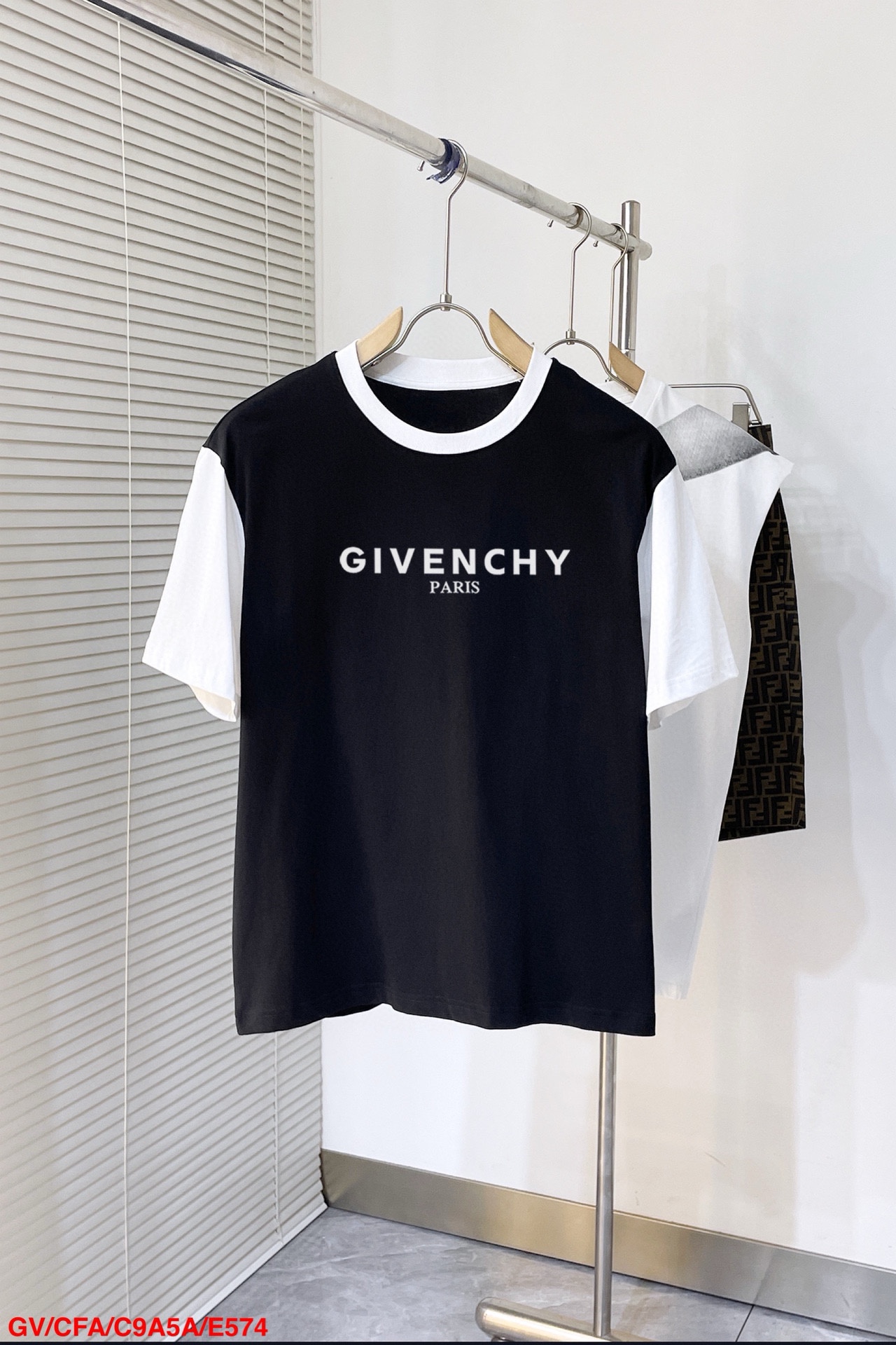 NO:734507,E574 GV Givenchy splicing new letter printing double-layer heavy-duty short-sleeved T-shirt. Whether it is a T-shirt or a sweatshirt, the letter pattern is a hot item every year. The large-area printing on the front is directly sprayed by Dakangli digital printing machine. The cost is extremely high. After many debuggings, the color difference of the pattern is close to 99% of the original version. It is different from the garbage offset printing version in the market. Super time-consuming. The fabric is exclusively customized and dyed 230 grams. Cotton double-ply M-3XL black and white 2 colors.  Can be worn under 200 pounds. (095) Bust Length Shoulder Width Sleeve Length M 1066950 22 L 11071 52 22.519860909E574 GV 纪梵希 拼接新款字母印花双层重工短袖T桖 字母图案不管是T桖还是卫衣都是每年的爆款单品 前幅大面积印花采用大康丽数码印花机直喷 成本极高 经过多次的调试打版图案色差还原度与原版接近百分之99 区别市场垃圾胶印版本 超级费工时 面料采用独家定制定染230克 棉双股 M-3XL 黑白2色 200斤可穿.（095） 胸围 衣长肩宽 袖长 M 1066950 22 L 11071 52 22.5 XL114 7354 23 2XL 118 7556 23.5 3XL 12277 58 24,,givenchy,hoodie,sweatshirts,T-shirt,,Men's clothing