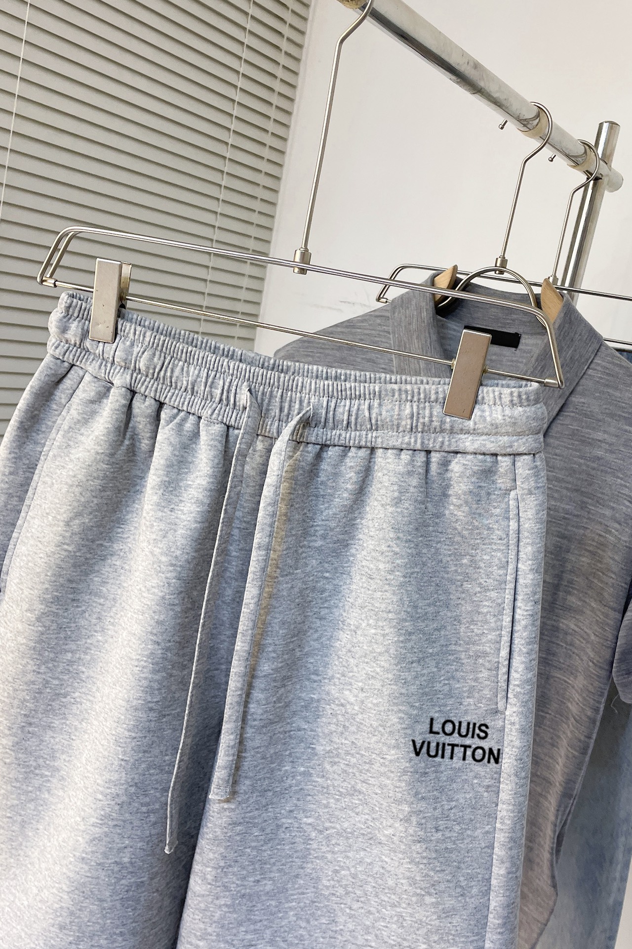 Louis Vuitton Unveils 25 Modern Summer Shorts with Simple Design and High Quality Materials. - 图片 3