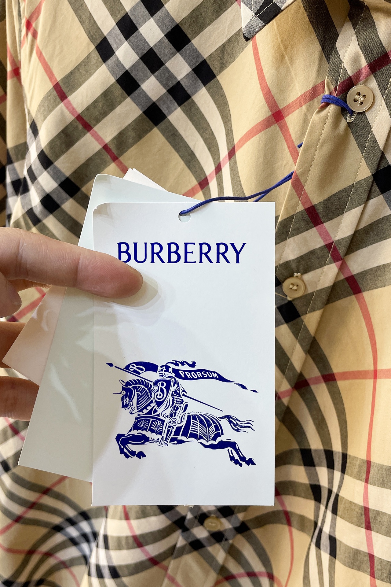 E780降价降价BRBURBERRY格纹衬衫面料采用意大利精纺以其精湛的纺织技术著称注重面料的细节和品质