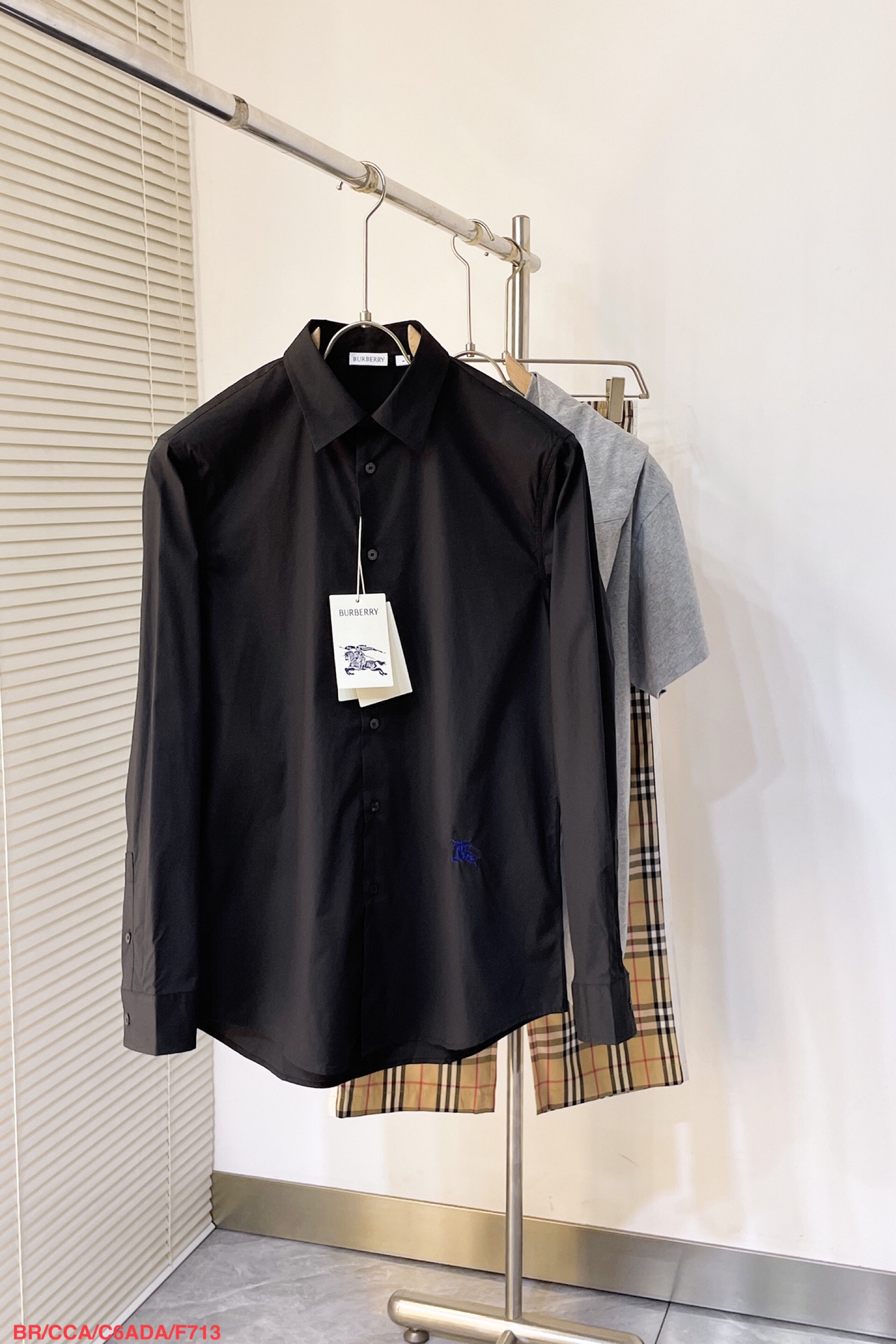 NO:130506,F713 BRBurberry2025SS latest men's long-sleeved casual shirt shipped!  The same model on the official website!  Counter on sale!  Long-sleeved shirt, made of thick cotton poplin fabric, embroidered with Equestrian Knight's logo (EKD) embroidery!  Original fixed fabric, soft and comfortable texture, excellent upper body effect!  Produced by a large manufacturer, complete three standards and fine workmanship!  Formal style, slim fit, buttoned placket, pointed collar, single-button cuffs, curved hem, embroidered with Equestrian Knight logo (EKD) embroidery, perfect details!  The upper body effect is excellent!  Size S-2XL complete three standards, burberry,shirts,alexander wang19860909F713 BRBurberry2025SS最新款男士长袖休闲衬衫出货！官网同款！专柜在售！ 长袖衬衫,选用厚质棉府绸面料打造,点缀马术骑士徽标（EKD）刺绣！ 原版定织面料,质感柔软舒适,上身效果极好！ 大厂出品,三标齐全,做工精细！ 正装款式,呈现修身版型,纽扣开襟,尖领,单扣式袖口,弧形衣摆,点缀马术骑士徽标（EKD）刺绣,细节完美！ 上身效果超赞！尺码S-2XL 三标齐全,,burberry,shirts,alexander wang,Men's clothing