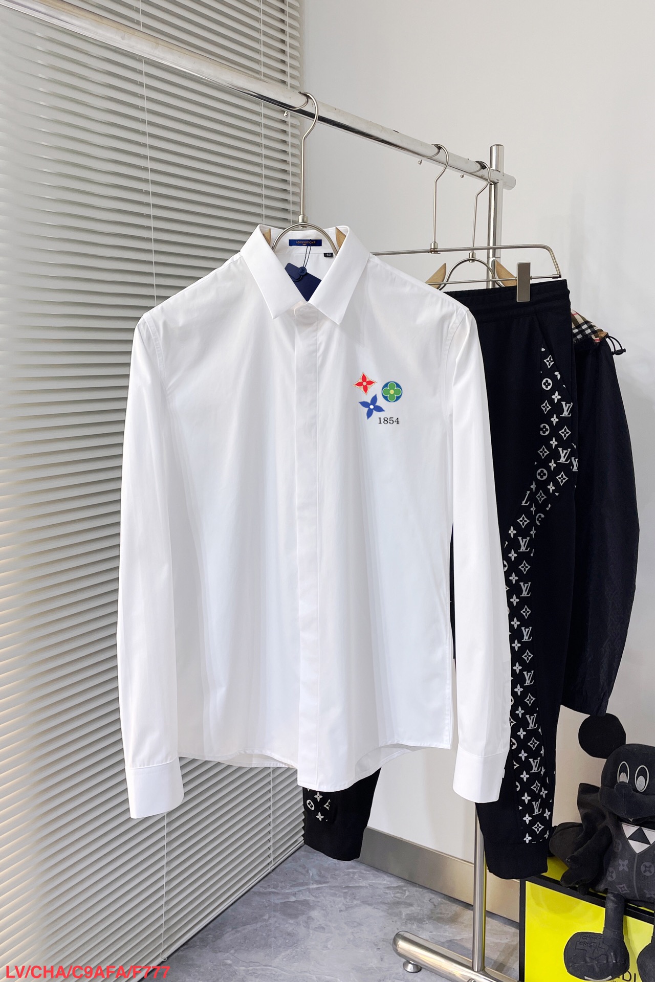 NO:126798,F777 LV Louis Vuitton The latest spring-style men's essential shirt, natural cotton, comfortable and breathable, original single product, original fabric, soft and comfortable, high-end and luxurious upper body, sufficiently styled class, this shirt is proud to make you satisfied and face! Size 38-42 Black and white 2 colors,,louis vuitton,louis vuitton,shirts,alexander wang19860909F777 LV路易威登 专柜最新春款男士必备款衬衫,天然棉,舒服透气,原单狠货,原版面料,柔软舒适,上身高端又奢华,足够场面的档次,这款衬衫无不骄傲的让你满意有面子! 尺码38-42 黑白2色,,louis vuitton,louis vuitton,shirts,alexander wang,Men's clothing