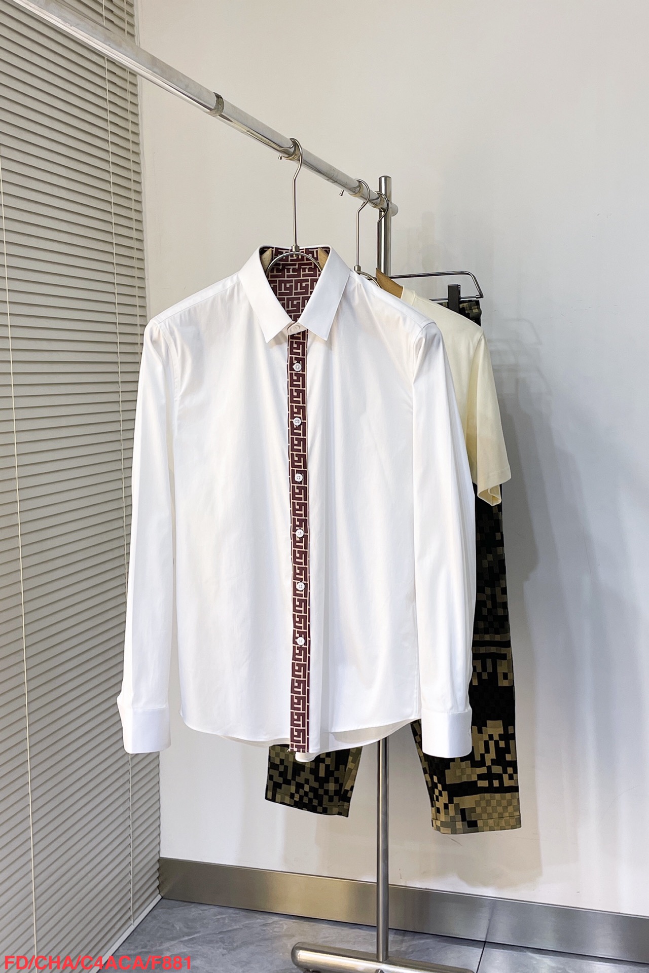 Luxurious Custom-Made Fendi Long Sleeve Shirt: Impeccable Design, High Quality, Comfortable Fit - 图片 3