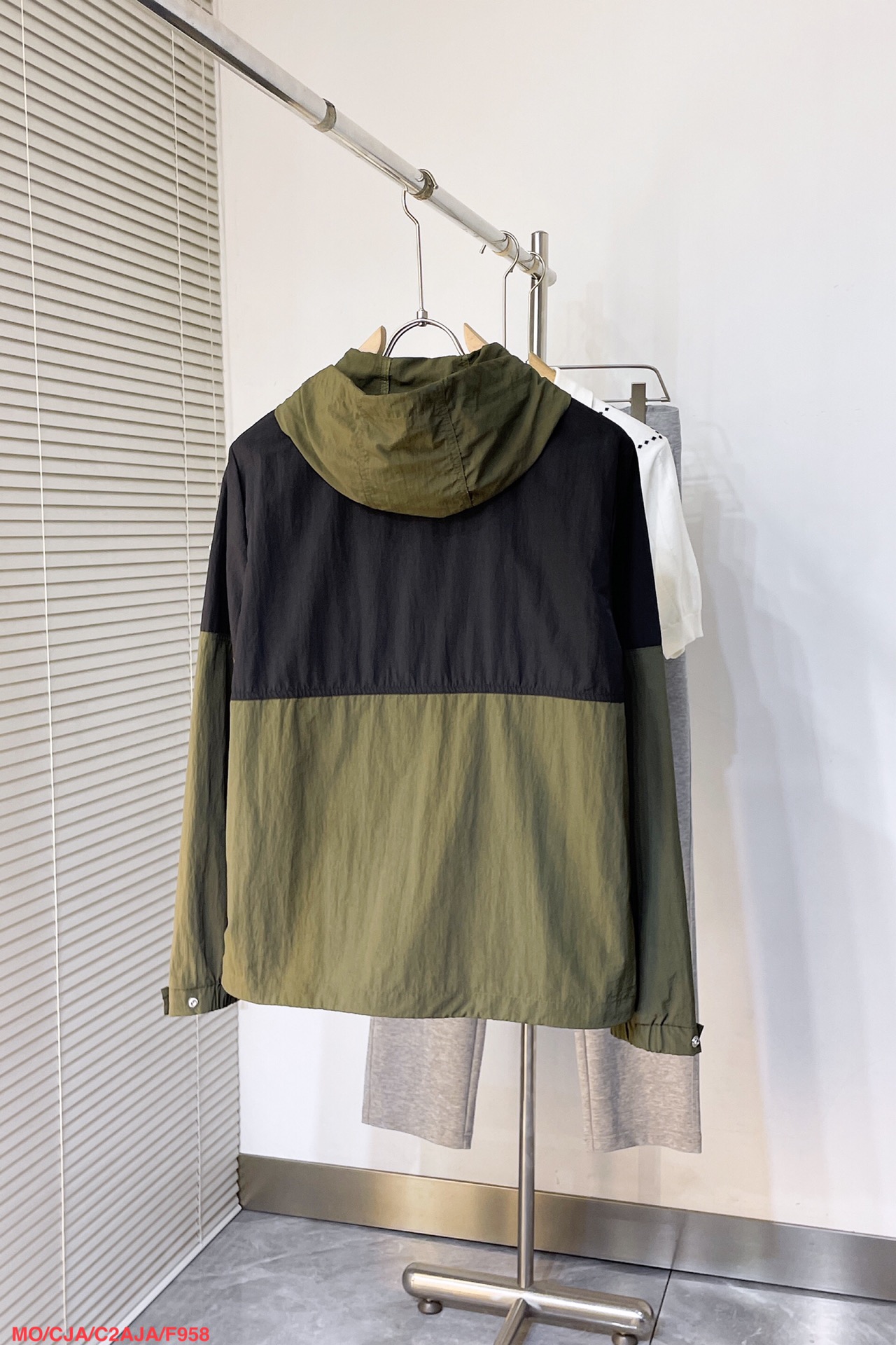 High-End Moncler Hat Coats: Exclusive Fashion Jackets with Impeccable Detail - 图片 5