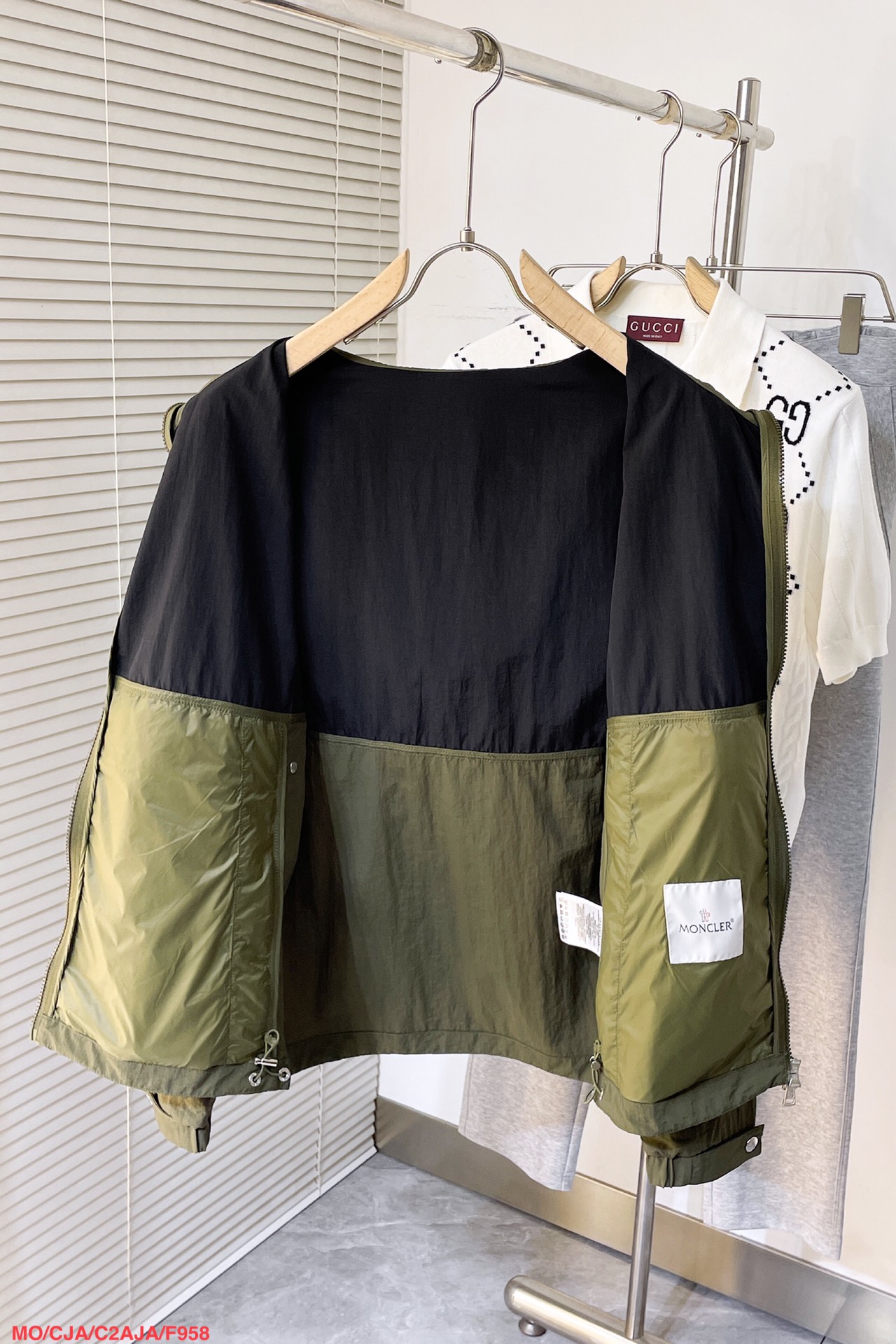 High-End Moncler Hat Coats: Exclusive Fashion Jackets with Impeccable Detail - 图片 4