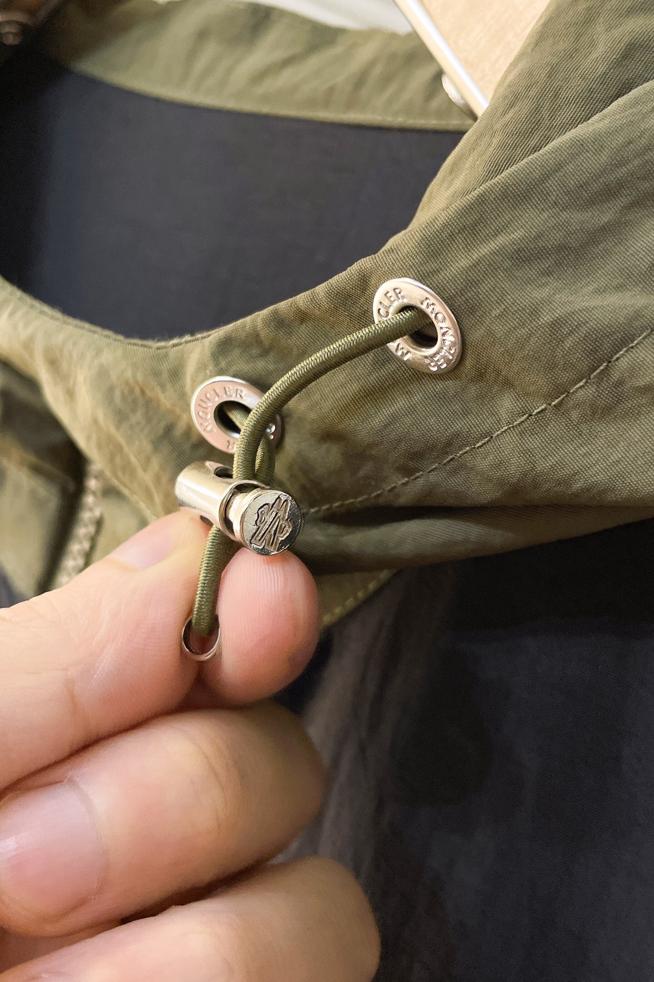 High-End Moncler Hat Coats: Exclusive Fashion Jackets with Impeccable Detail - 图片 9