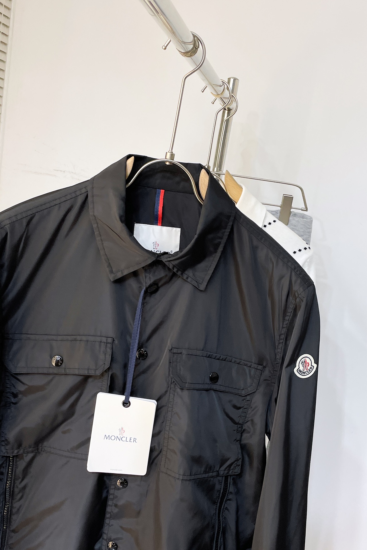 Moncler Exclusive Cashmere Jackets: High-End Fashion with Impeccable Detail and Comfort - 图片 5