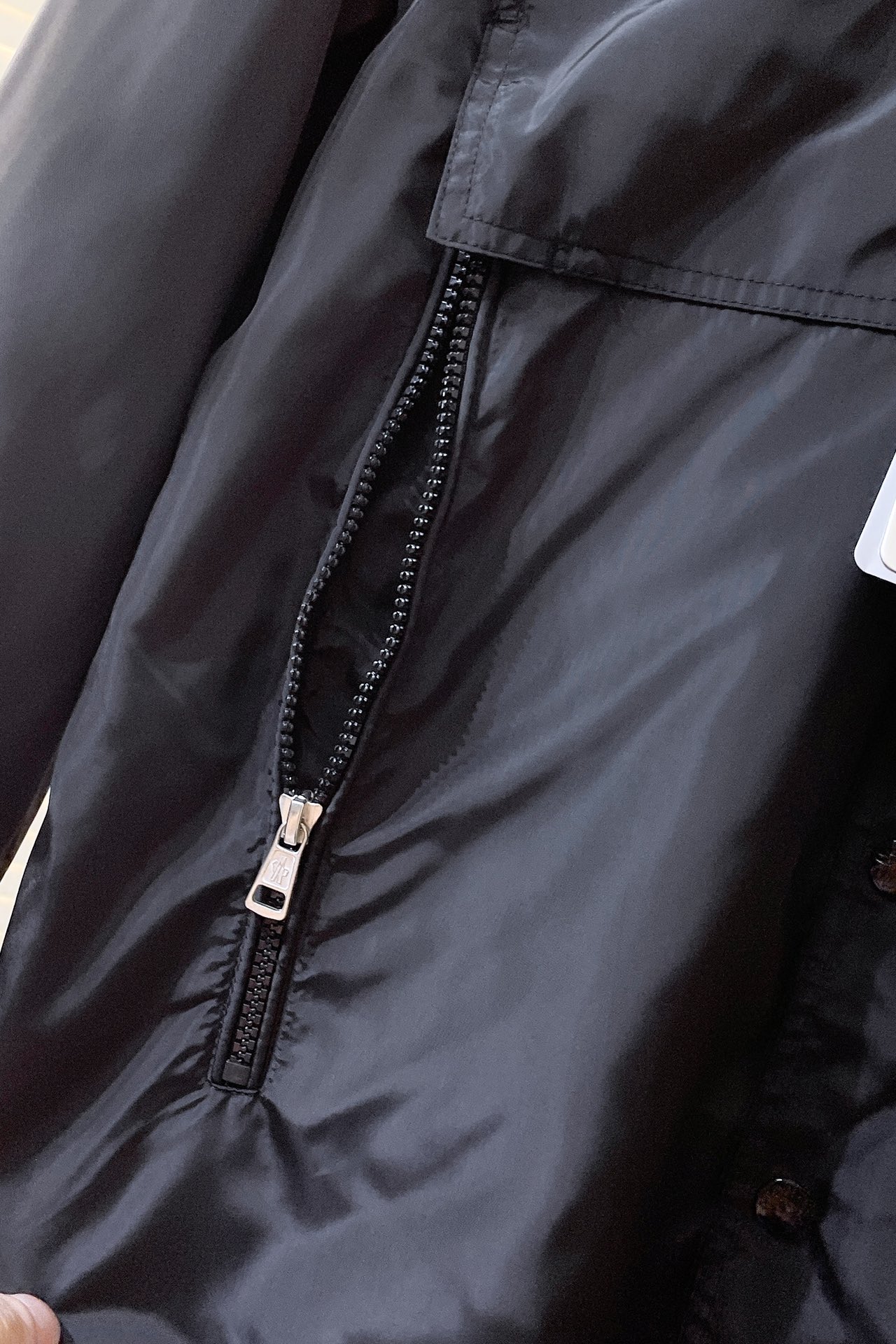 Moncler Exclusive Cashmere Jackets: High-End Fashion with Impeccable Detail and Comfort - 图片 9