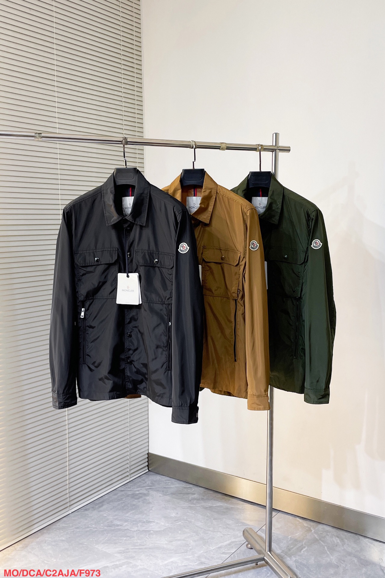 Moncler Exclusive Cashmere Jackets: High-End Fashion with Impeccable Detail and Comfort - 图片 1