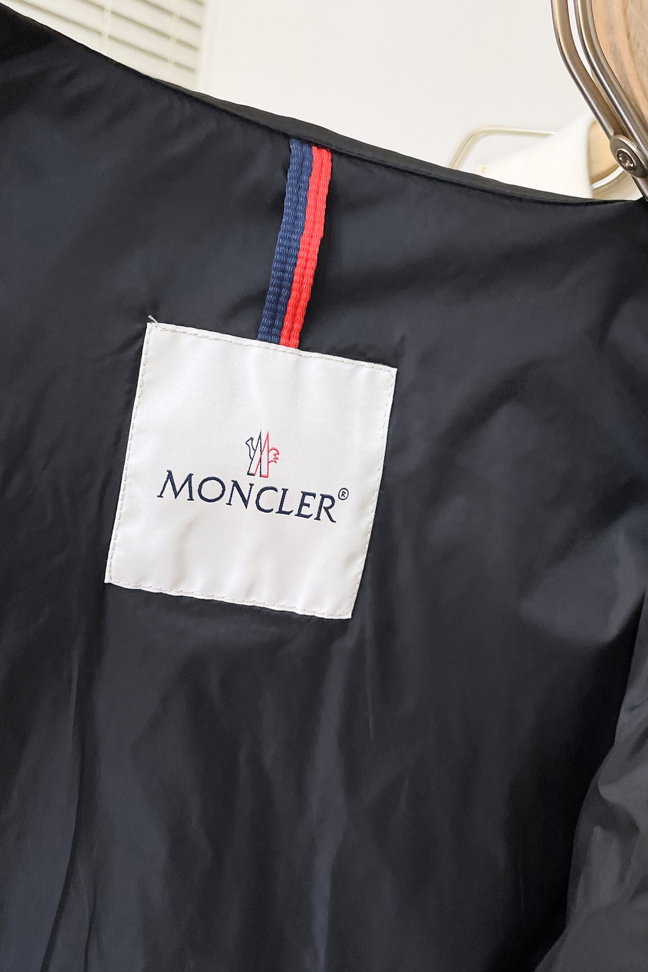 Moncler Exclusive Cashmere Jackets: High-End Fashion with Impeccable Detail and Comfort - 图片 6