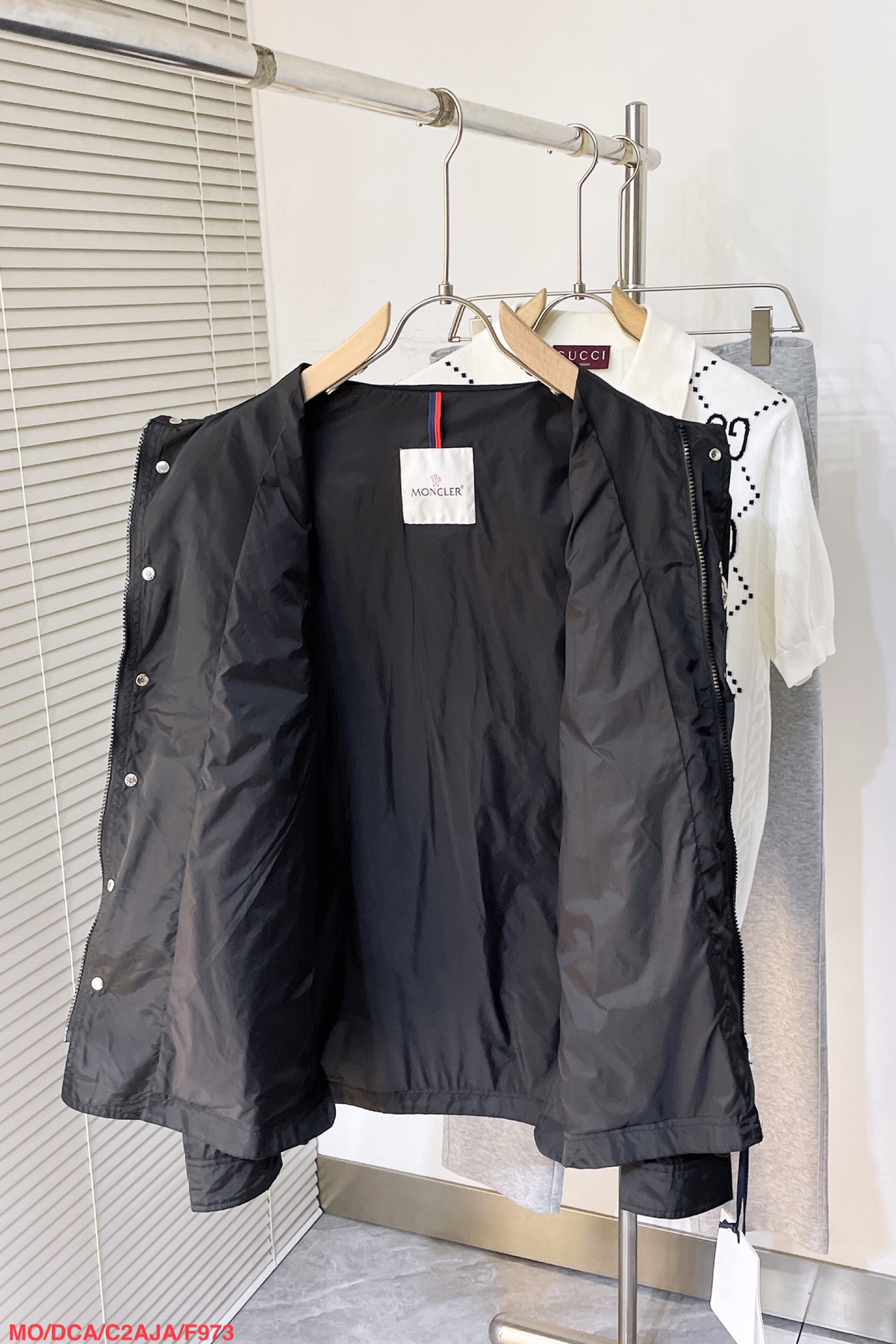 Moncler Exclusive Cashmere Jackets: High-End Fashion with Impeccable Detail and Comfort - 图片 3