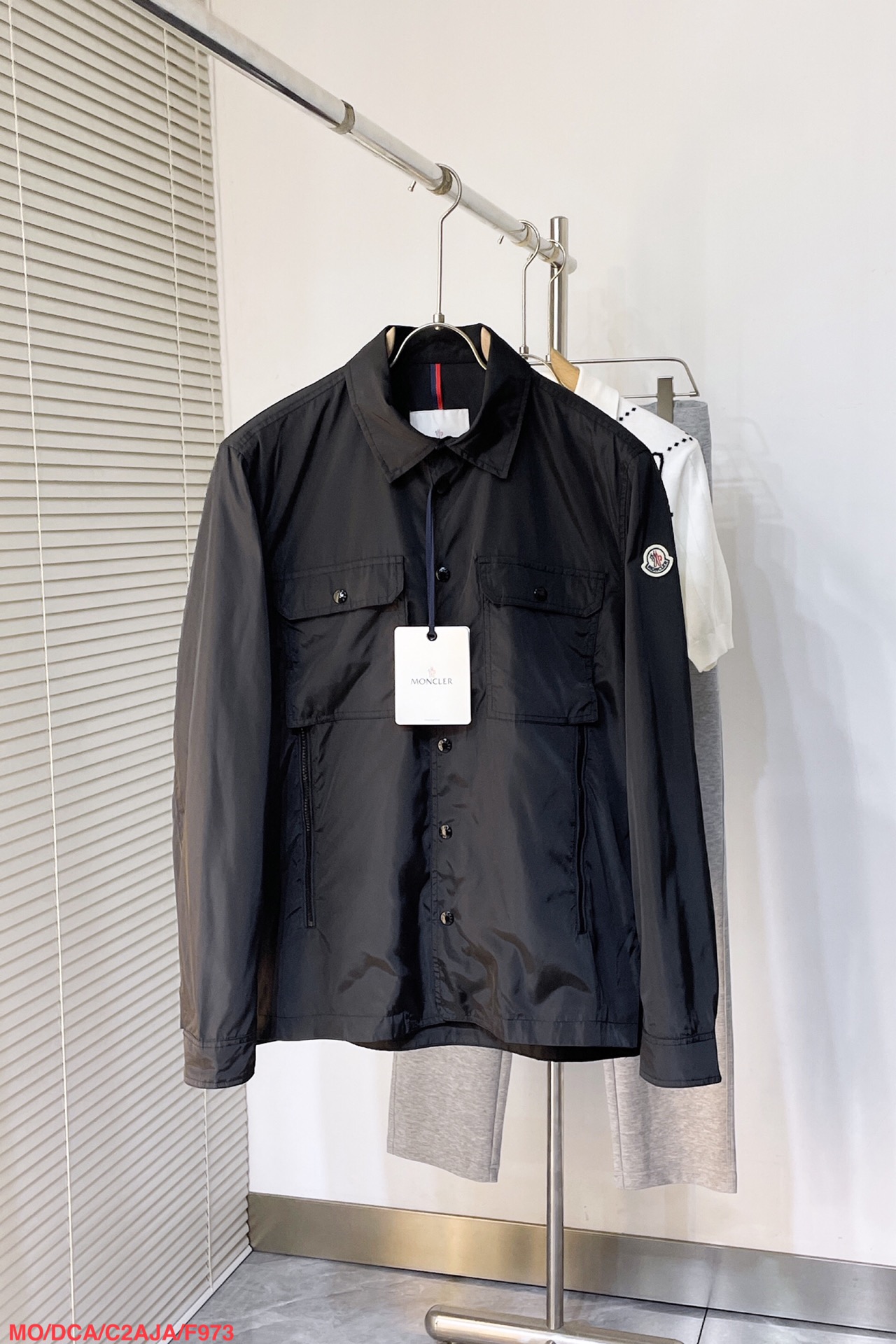 Moncler Exclusive Cashmere Jackets: High-End Fashion with Impeccable Detail and Comfort - 图片 2
