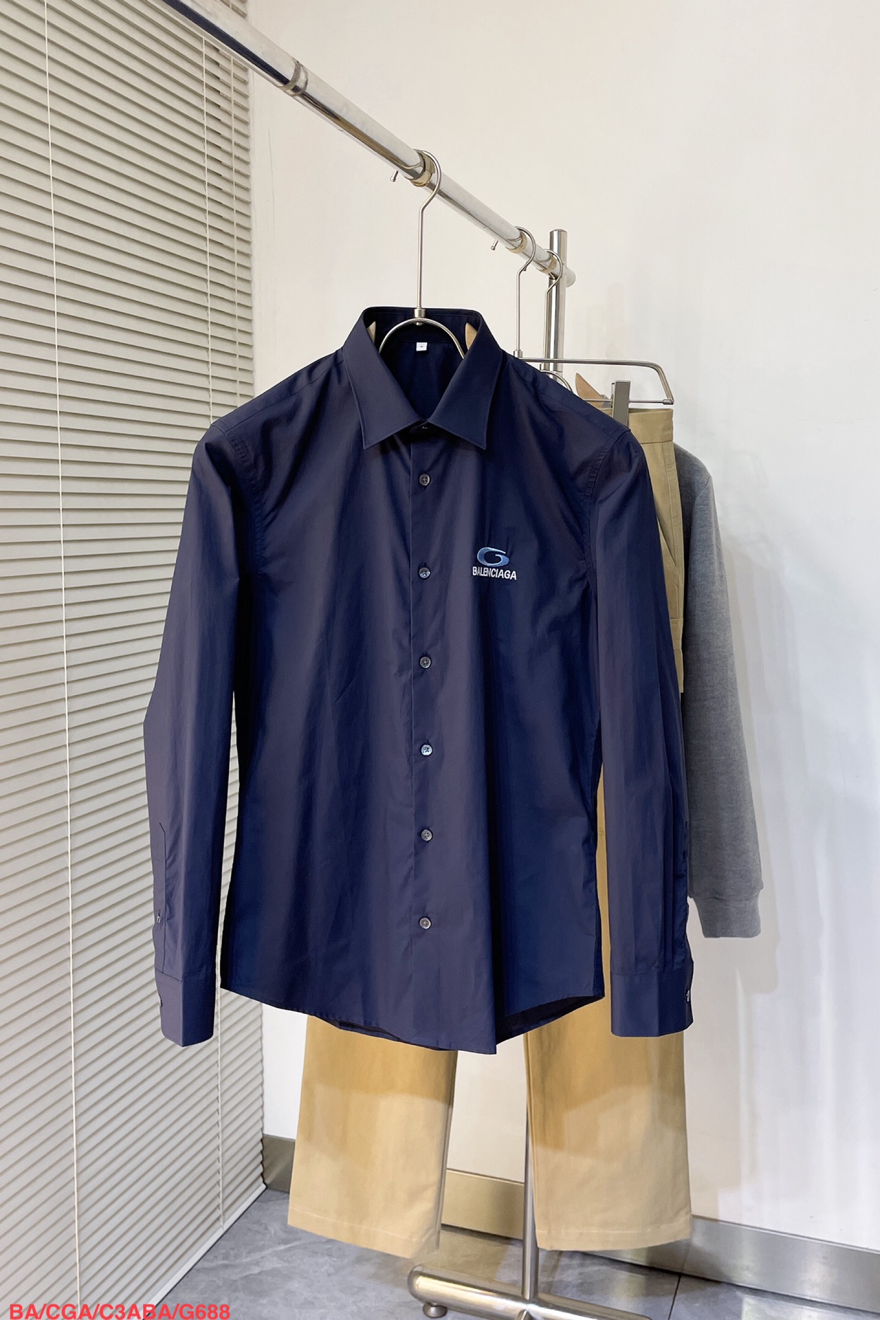 NO:596349,G688 BA Balenciaga classic business casual shirt!  This shirt is made of custom-woven and dyed high-weight knitted cotton fabric. The fabric has clear texture and a high-end texture that can be seen with the naked eye!  ,!  The embroidered pattern decoration on the chest and back panels is the most attractive feature of this shirt!  The designer perfectly combines the classic elements of big brands and interprets them through personalized embroidery on the shirt. The exquisite and unique patterns make the overall shape more unique without losing taste!  Color Navy White Size S-XXL,,balenciaga,shirts,alexander wang19860909G688 BA巴黎世家经典商务休闲衬衫！ 这款衬衫采用客供定织定染高克重针织全棉面料制成,面料织纹清晰,肉眼可言的高级质感！,！胸前和后幅贴布刺绣图案装饰,是这款衬衫最吸引人之处！设计师将大品牌经典元素完美结合,在衬衣上通过个性时万针刺绣进行演绎,精致而别致的图案让整体造型更加独特而又不失品味！ 颜色藏青色 白色 尺码S-XXL,,balenciaga,shirts,alexander wang,Men's clothing