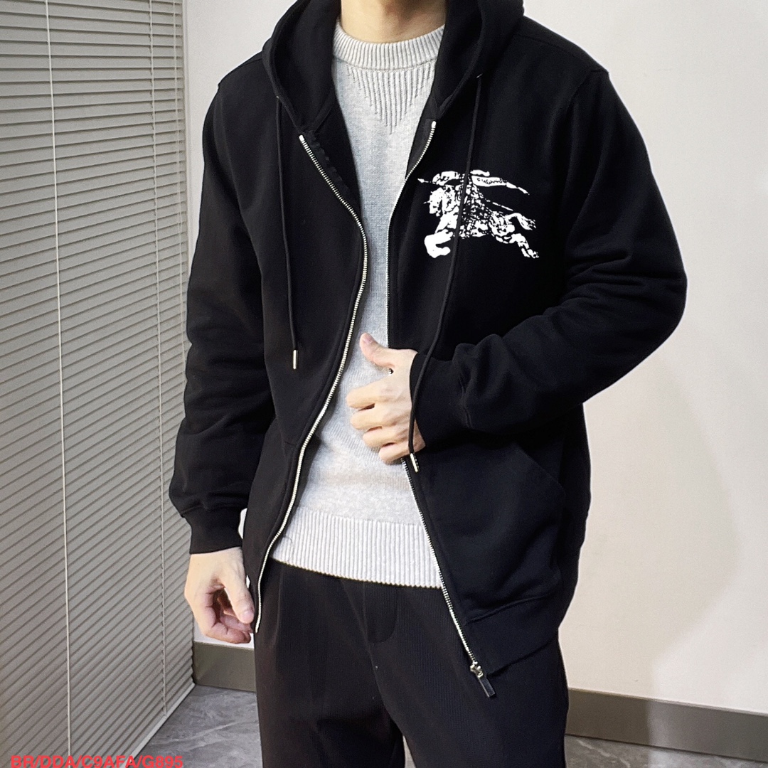 NO:135720,G894 BR Burberry 2025 new jacket jacket, fashionable and handsome, cuff embroidered decorative letter pattern logo, simple and versatile style, customized original fabric, not only crisp, maintains the trendy silhouette, and is comfortable to wear, and the yarn is more delicate, code M-3XL, burberry, jackets & coats, jackets & coats, alexander wang19860909G894 BR巴宝莉 2025新品夹克外套,时尚帅气,袖口刺绣装饰字母图案logo,简约百搭款,定制原版面料,不仅挺括,保持潮流的廓形,又穿着舒适,纱织更细腻,码数M-3XL,,burberry,jackets & coats,jackets & coats,alexander wang,Men's clothing