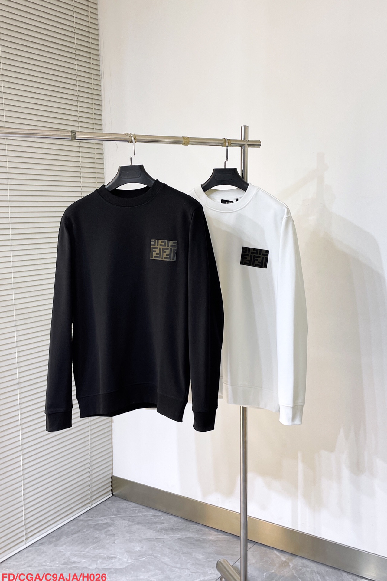 NO:599606,H026 FDFendi logo round neck sweatshirt. The fabric is custom-made 400g woolen sweatshirt trendy brand. Peitao2*2 ribbed feel. Soft, comfortable and skin-friendly. With 'Gradient FF Eclissi pattern' patch pocket on the chest. Simplicity first. High-end temperament. No need to be complicated. Shows taste. The process uses imported special machine infrared to position the 'Fendi logo'. The position is more accurate. Firm and strong. Accessories are customized 1:1. Gradient FF Eclissi pattern. Customized 1:1.  Fendi trademark Customized 1:1 Fendi five-eye button Customized 1:1 Fendi hanging mark Size S M L XL Complete three standards Next day, fendi, hoodie, sweatshirts, alexander wang19860909H026 FDFendi 徽标圆领卫衣 面料定制400克毛圏卫衣料潮牌 peitao2*2罗纹手感 柔软 舒适亲肤搭配胸口“渐变FF Eclissi图案”贴袋 简约至上 高级气质 无需繁杂 尽显品味 工艺采用进口专机红外线定位“Fendi徽标” 位置更为精准 牢固结实 辅料定制1:1 渐变FF Eclissi图案 定制1:1 Fendi商标 定制1:1 Fendi五眼扣 定制1:1 Fendi吊唛 尺码 S M L XL 三标齐全 隔天,,fendi,hoodie,sweatshirts,alexander wang,Men's clothing