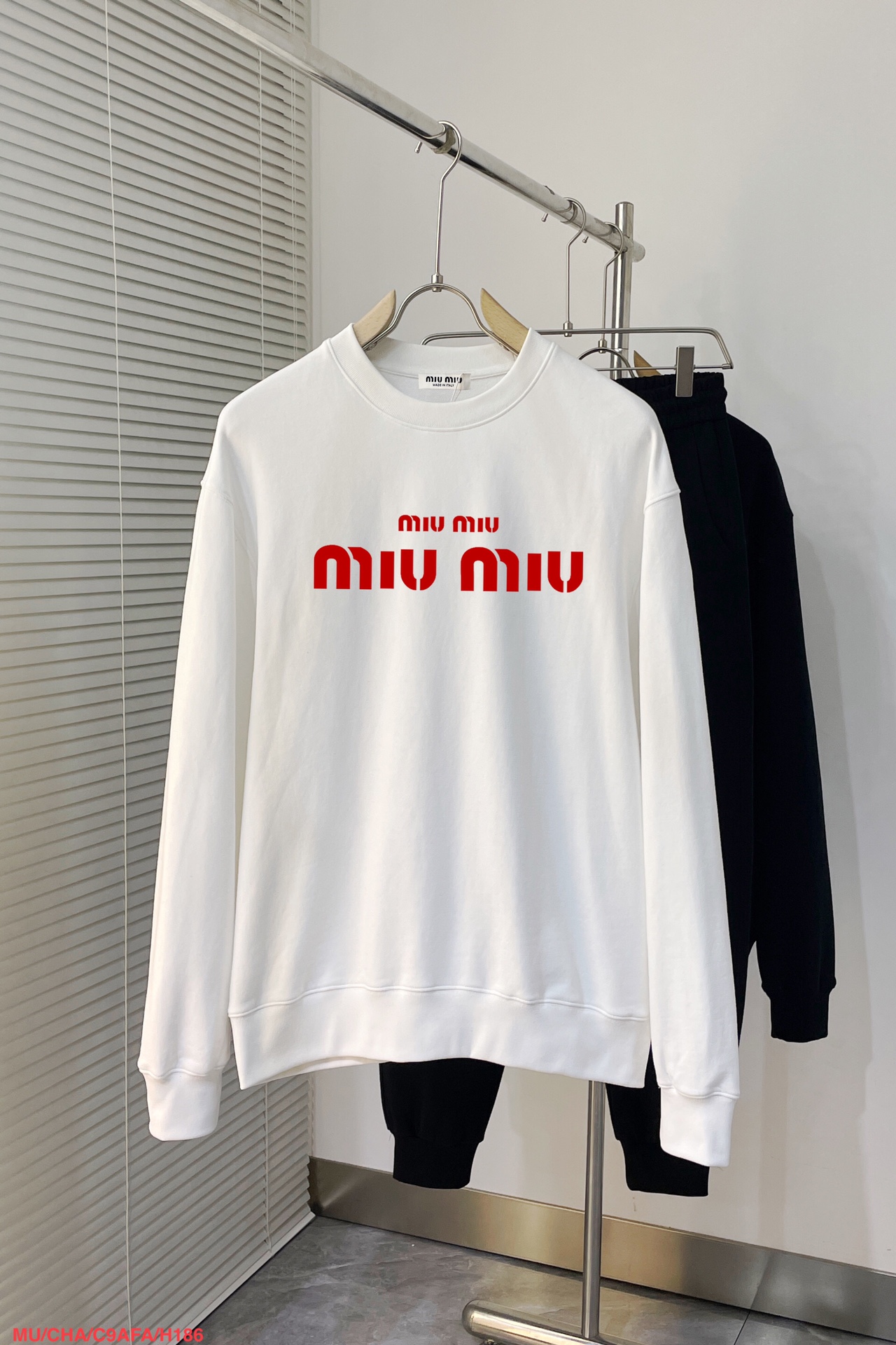 NO:130495,H186 MUMIU 2025ss new style, long sleeves, round neck sweatshirt, high-end version!  Customized fabrics for counters are breathable and comfortable, with impeccable details, and the brand element design concept reflects high quality. The feel is delicate and soft!  It is casually cut, with a great upper body style!  Code number M-3XL, miumiu, hoodie, sweatshirts, alexander wang19860909H186 MUMIU 2025ss新款 长袖 圆领 卫衣,高端版本！专柜定制面料 透气舒适度高,细节无可挑剔,品牌元素设计理念,体现高品质.手感细腻柔软！呈现休闲裁剪,上身版型超赞！码数M-3XL,,miumiu,hoodie,sweatshirts,alexander wang,Men's clothing