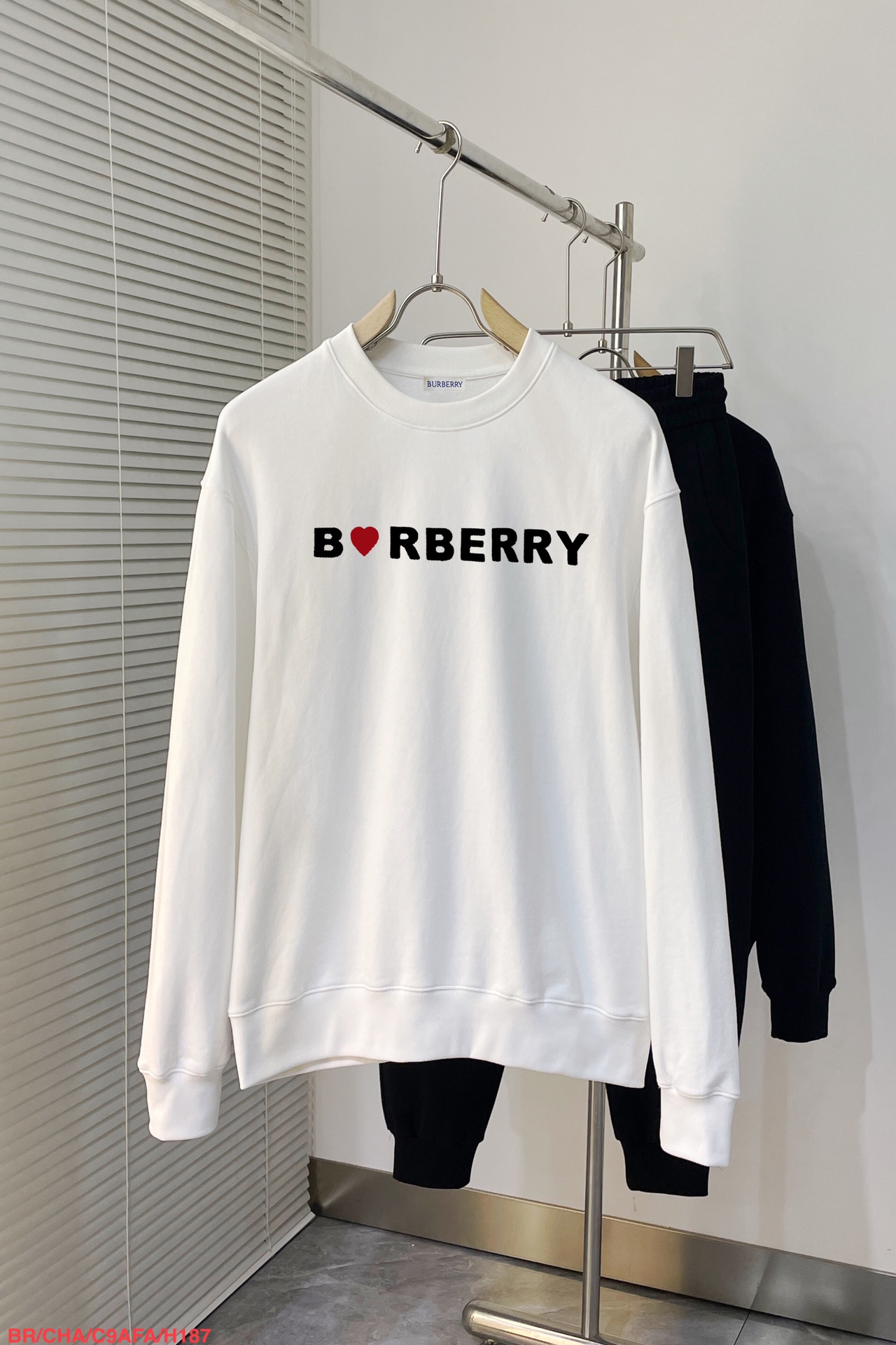 NO:568763,H187 BR Burberry 2025ss new long-sleeved round neck sweatshirt, high-end version!  Custom-made fabrics at the counter are highly breathable and comfortable, with impeccable details and brand element design concepts, reflecting high quality. It feels delicate and soft!  It presents a casual cut and the upper body shape is awesome!  Size M-3XL,,burberry,hoodie,sweatshirts,alexander wang19860909H187 BR 巴宝莉 2025ss新款 长袖 圆领 卫衣,高端版本！专柜定制面料 透气舒适度高,细节无可挑剔,品牌元素设计理念,体现高品质.手感细腻柔软！呈现休闲裁剪,上身版型超赞！码数M-3XL,,burberry,hoodie,sweatshirts,alexander wang,Men's clothing