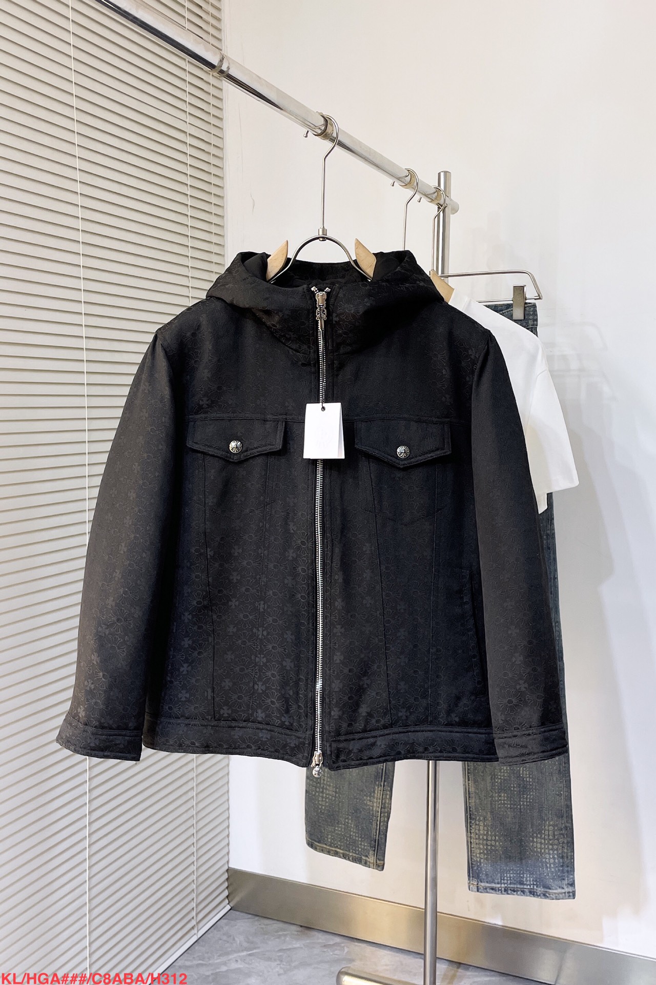 NO:596371,H312 KLCH Crow Heart 25SS latest men's hooded denim jacquard down jacket jacket. Heavy hardware!  It has a strong sense of high-end, the fabric is comfortable and the upper body has a great fit. The accessories are all exclusively customized, warm and stylish, simple and elegant!  Selected 90% white duck down, the best choice to keep warm and keep out the cold in autumn and winter!  Color black. Regular fit!  Size: S M L19860909H312 KLCH克罗心25SS最新款男士连帽牛仔提花羽绒服 外套.重工五金！高级感强 面料舒适上身版型超赞 辅料都是独家定制 保暖有型、简单大方款式！精选90白鸭绒 保暖、秋冬御寒的最佳选择！颜色黑色.常规版型！码数S M L XL. 三标齐全 隔天（此款下单高让利）,,chrome hearts,jackets & coats,down jacket,hats,alexander wang,Men's clothing