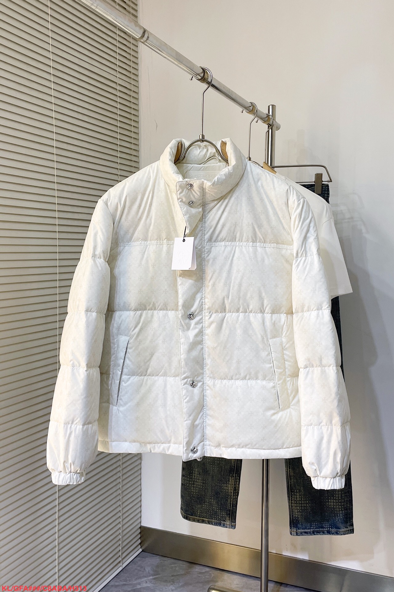 NO:596362,H313 KLCome hearts dark pattern silver buckle down jacket. Original purchase and development. Custom-made black and gray fabric with the same texture. Imported nylon printed dark pattern fabric. High neckline to prevent wind and cold. The actual color is black and gray. The far and near resolution of different devices may have color difference. Pan-navy. Double-layer lining to prevent velvet. Excellent warmth. Counter-position tailoring. Double placket zipper and snap button. Hand-sewn leather main label. Every detail reveals low-key luxury. Top version.  The internal charge is about 380 grams. The national standard 90 white goose down is fluffy and warm. It feels good. The upper body is not bloated and can be controlled at will. The version is restored. All kinds of hardware accessories, cross zippers, all customized molds, oxidized and distressed!  Sizes S-XL Colors white, fluorescent green, blue, black, dark green All three standards available Next day (high discount on orders for this style), jackets & coats, down jacket, alexander wang19860909H313 KLCome hearts 暗纹银扣羽绒服外套 原版购入开发 定做同纹路黑灰色面料 采用进口尼龙印花暗纹面料 高领口防风御寒保暖 实物为黑灰色 不同设备远近分辨率有所色差泛藏青 双层内胆防止钻绒 保暖性极佳 对格对位裁剪 双门襟拉链加按扣 手工缝制真皮主标 每一个细节都透露出低调的奢华 顶级版本 内充380克左右 国标90白鹅绒 蓬松保暖 手感好 上身不臃肿随意驾驭 版型还原 各种五金辅料十字架拉链全部订制开模 氧化做旧！ 尺码S-XL 颜色白色,荧光绿,蓝色,黑色,墨绿 三标齐全 隔天（此款下单高让利）,,jackets & coats,down jacket,alexander wang,Men's clothing