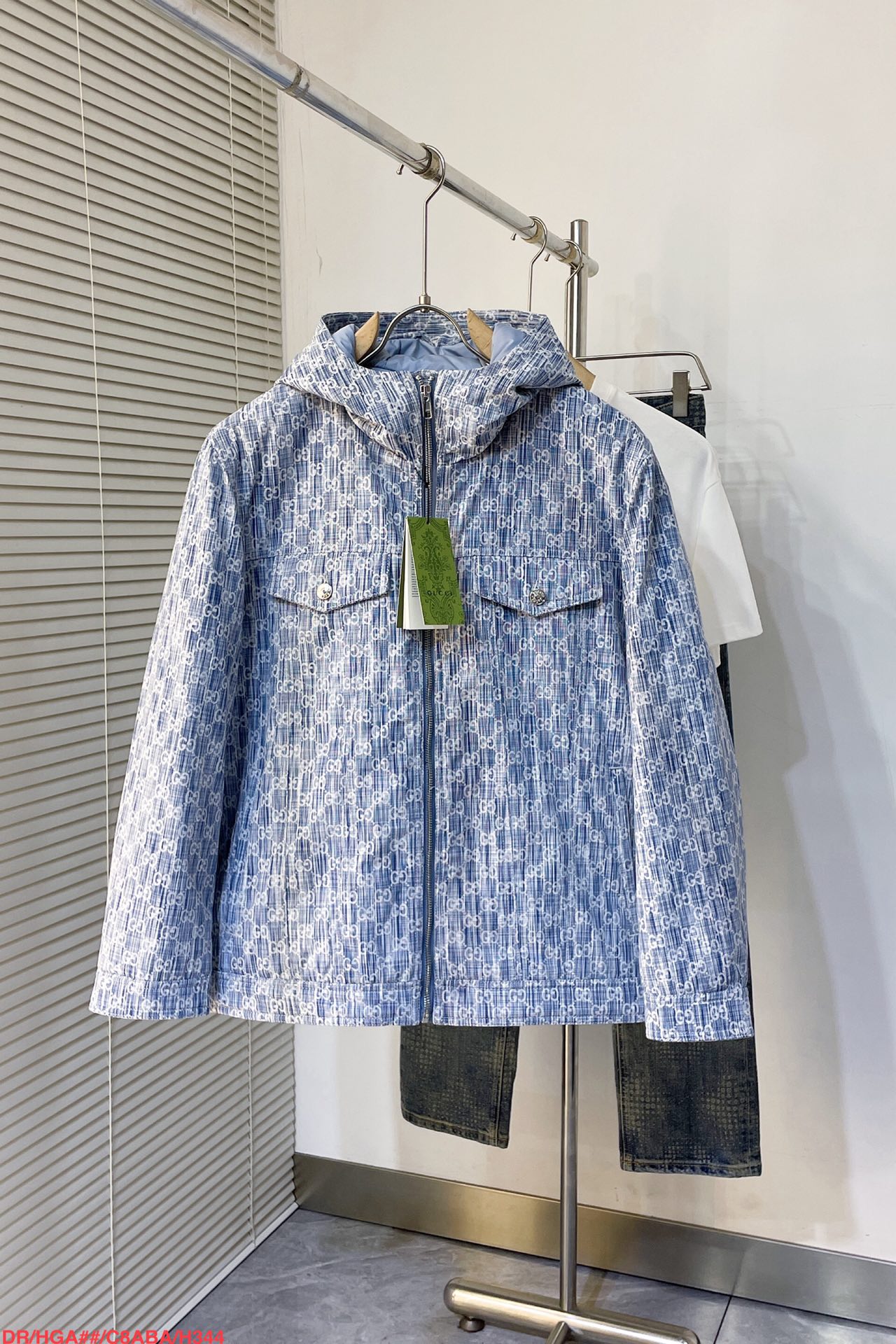 NO:596358,H344 GU Gucci GU Jacquard Denim Down Jacket Customized fabric, a safe haven in winter. The hardware of the whole garment is made of original one-to-one customization. The texture of the custom jacquard denim material is very high-end. It is different from ordinary thick down. There is no doubt about the stylish charm of lock velvet to keep warm. The interior is filled with 90 white duck down.  Achieving warmth and balance without being bulky, it is an invincible weapon to keep out the cold. The zipper pockets have a lot of details. The chest label is equipped with unique logo buttons, which reproduces the iconic atmosphere of retro sports. The design is smoother and more beautiful. The irresistible charm of the fashion items that come to you, you can compare any quality at will. Sizes S M L19860909H344 GU古驰 GU 提花牛仔羽绒服 定制面料,冬季里的避风港,全衣的五金采用的是原一比一定制,定制提花牛仔材质质感非常高级,区别一般的厚质羽绒,锁绒保暖的型格魅力毋庸置疑,内里填充90白鸭绒 做到了温暖平衡不臃肿,完美无敌的御寒神器,拉链口袋细节感颇多,胸标配备独具代logo纽扣,再现复古运动的标志性气息,设计更加平整美观,扑面而来的时尚单品无以抗拒的魅力,随意对比任何品质.尺码S M L XL. 三标齐全 隔天（此款下单高让利）,,gucci,down jacket,alexander wang,Men's clothing