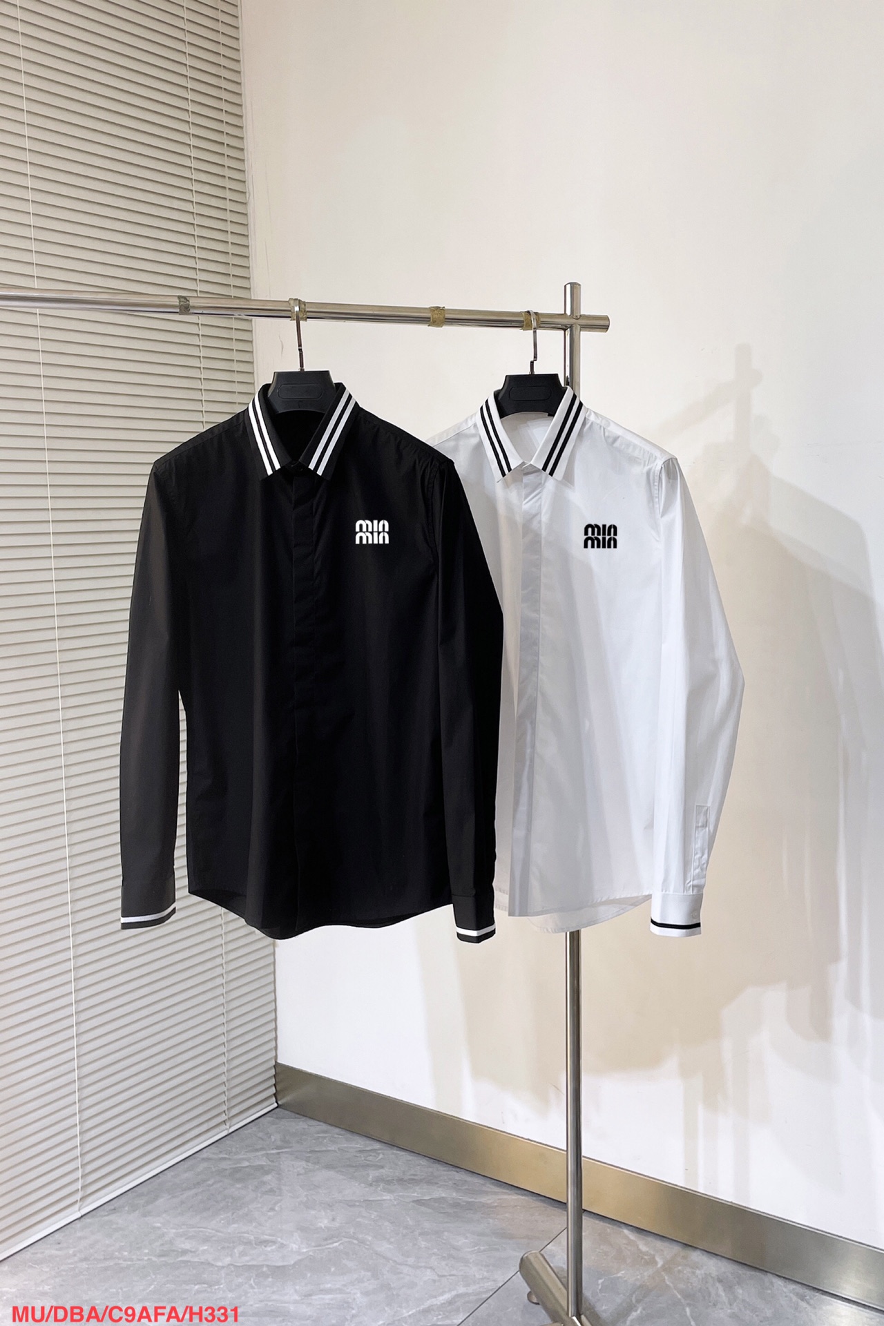 NO:135729,H331 MU MiuMiu is available at the same time for sale in the counter, fashionable and casual lapel long-sleeved shirt, imported original technology fabric, extremely complex workmanship, the only channel to be used as a purchasing agent, classic printing craft letter logo, extremely high grade, comfortable and versatile, handsome and stylish upper body, 38-42 black and white colors,,miumiu,shirts,alexander wang19860909H331 MU MiuMiu 专柜同步有售,时尚休闲翻领长袖衬衫,进口原版科技面料,做工极为复杂,唯一可以做代购级别的渠道狠货,经典印花工艺字母logo,档次极高,舒适百搭,上身帅气有型,码数38-42 黑白两色,,miumiu,shirts,alexander wang,Men's clothing