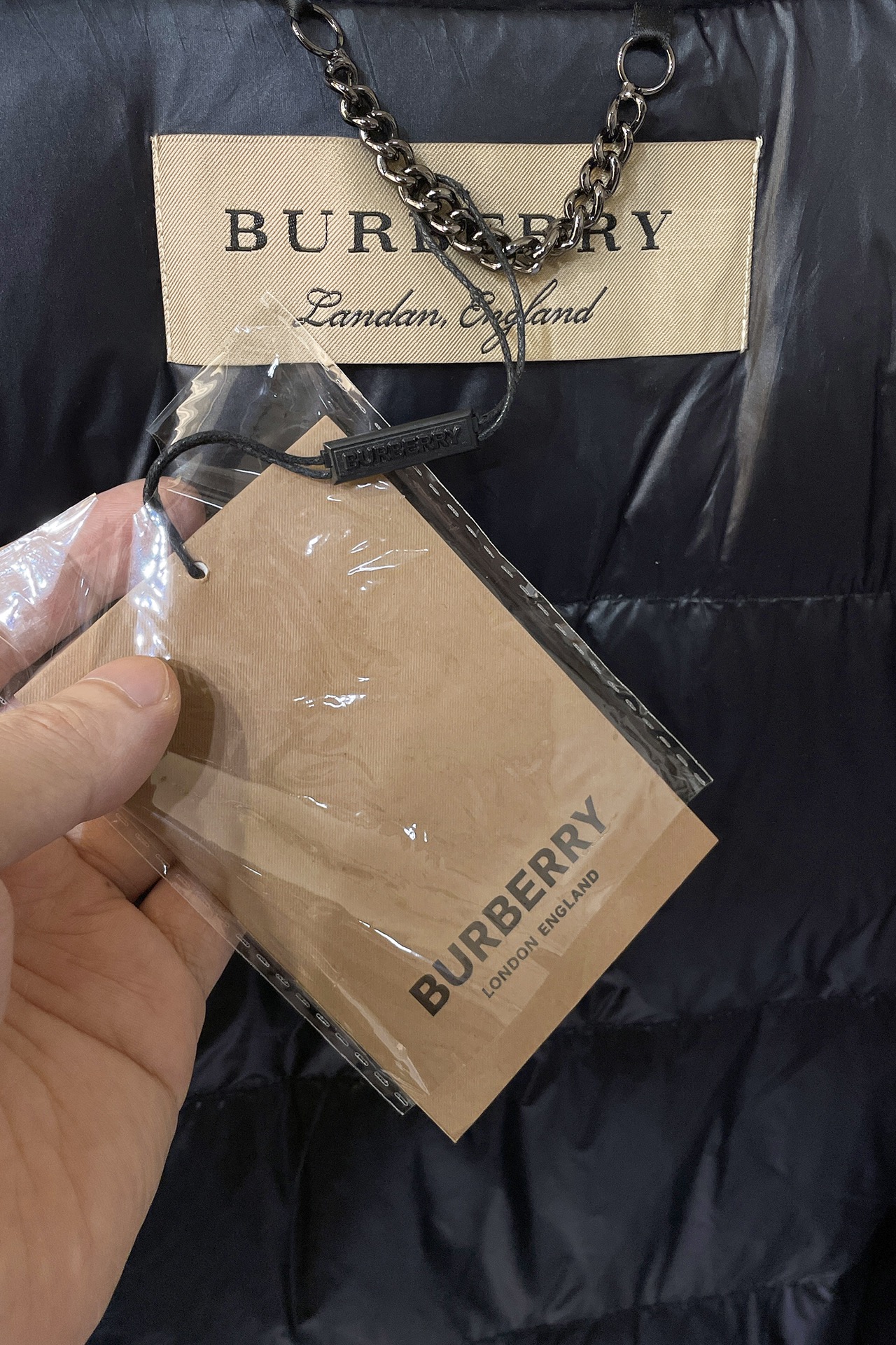 ️️️H356BR秋冬Bur户外系列专属标识羽绒服中长款亮眼的色泽搭配加上精工裁剪的造型让廓型感更为称心